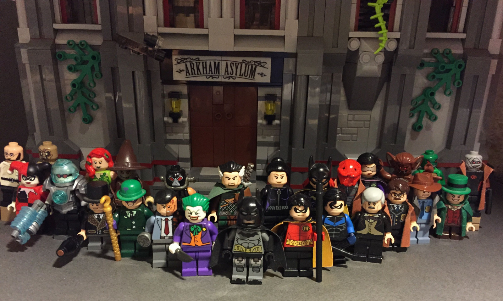 Bat-man, kočičí žena, Žolík, Hračka, Tučňák, Manbat, Prokletí, Clayface, Lovkyně, Netopýří žena, Nightwing, Utišit, Alfréd, červenka, akční figurka, poisonivy, Harley Quinn, červená kapuce, rasalghul, strašák do zelí, Riddler, dvě tváře, killercroc, commissionergordon, mrfreeze, Harvybullock, Madhattertoprowhugostrange