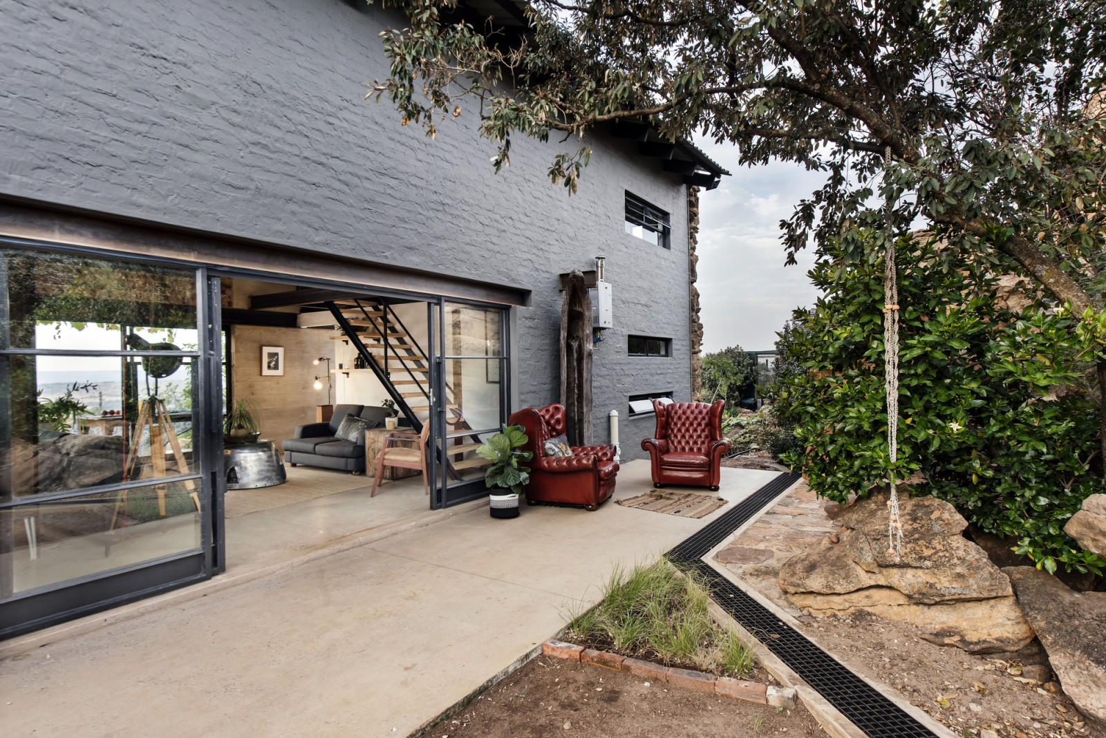 rostlina, vlastnictví, budova, povrch vozovky, architektura, okno, asfalt, Dům, odstín, obytný prostor, květináč, dveře, strom, nemovitost, domácí rostlina, urbanismus, krajina, fasáda, chalupa, střecha, beton, tráva, volný čas, podlaha, příjezdová cesta, chodník, terénní, silnice, vedlejší kolej, domů, byt, židle, zahrada, chodník, pokoj, místnost, nebe, předměstí, smíšené využití, yard, město, nádvoří, zadní dvorek, majetek, dlažební kamen, půda, Cihlový