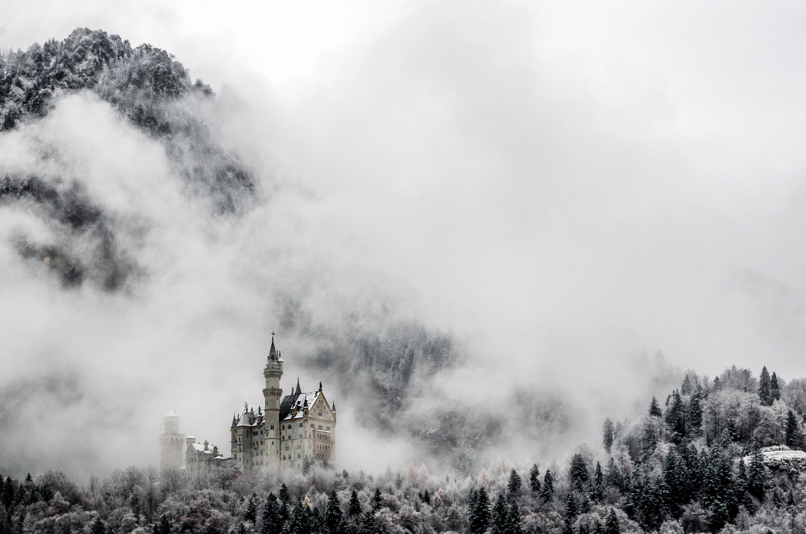 Wolke, Bergige landforms, Himmel, Baum, Holzige Pflanze, Berg, Winter, Schwarz und weiß, Gebirge, Nebel, Nebel, Schnee, Einfrieren, Morgen, Geologisches Phänomen, Meteorologisches Phänomen, Atmosphäre, Frost, Landschaft, Hügel, Bergstation, Monochrome fotografie, einfarbig, Pflanze, Kiefernfamilie, Wald, Grat, Tanne