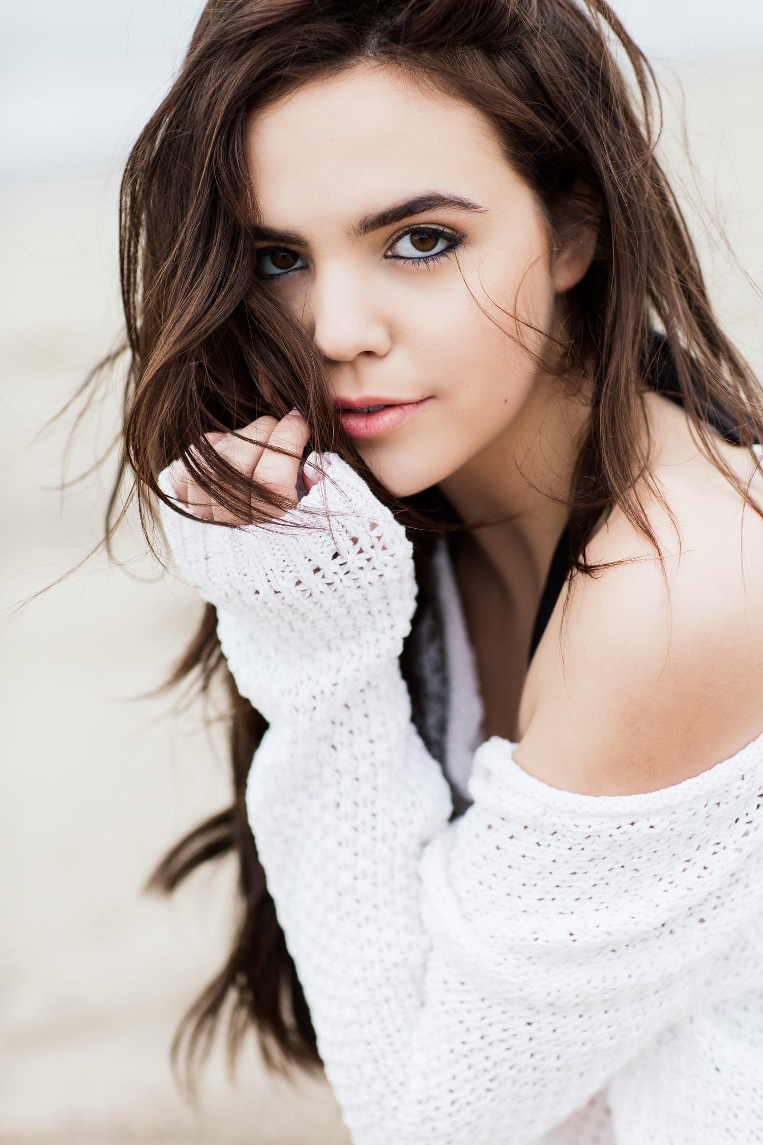 Bailee Madison, aktris, esmer, uzun saç, Basit arka plan, Beyaz arkaplan