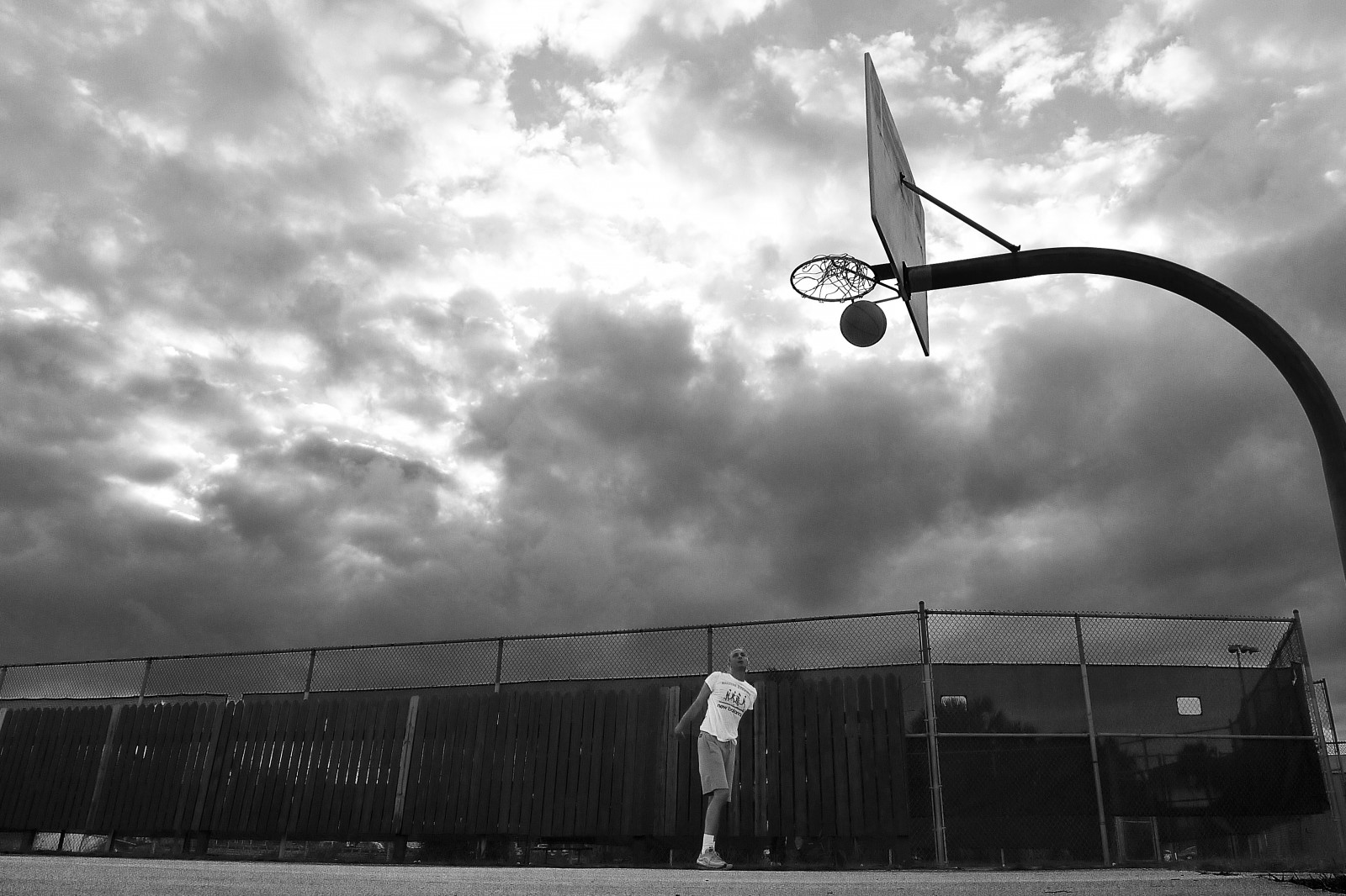 cielo, nube, bianco e nero, fotografia in bianco e nero, fotografia, atmosfera della terra, struttura, atmosfera, monocromo, fenomeno meteorologico, albero, la zona, strada luce, ricreazione, paesaggio