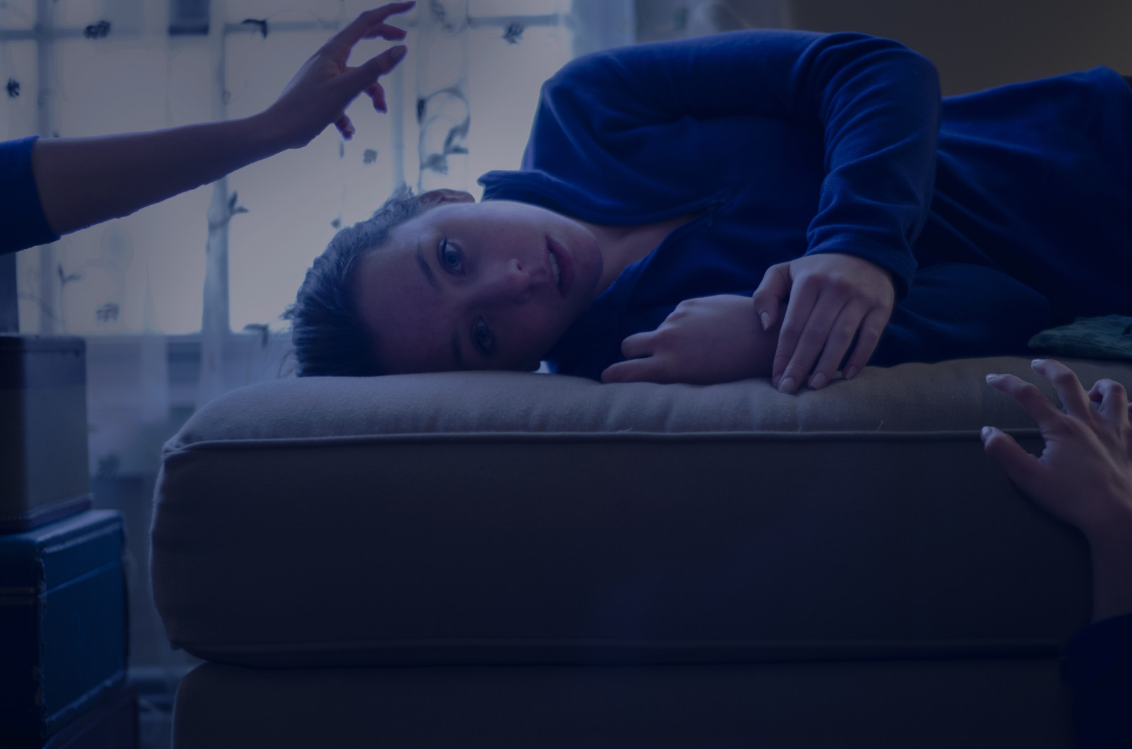 blau, Licht, Porträt, Selbstporträt, Fenster, Mädchen, Märchen, Nacht-, Photoshop, Manipuliert, selbst, dunkel, 50mm, Bett, Hände, Schatten, Nächtlich, Dunkelheit, Arme, Schlaf, Angst, Traum, Couch, Vorhänge, Phantasie, Monster, erreichen, Angst, Geschichten, Angst, Dämonen, Sanftes Licht, Griff, Nikkor50mm, D7000, Nikond7000