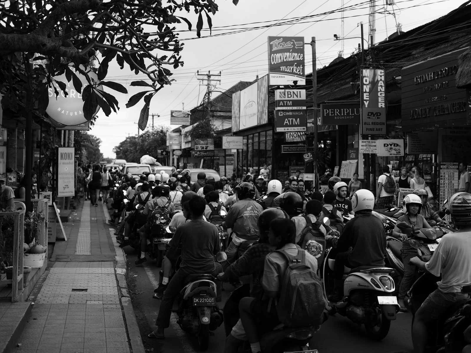bílý, Černá, černobílý, město, ulice, Asie, auto, městský, vozidlo, silnice, fotografování, Přestávka, provoz, stojící, Bali, metropole, Olympus, infrastruktura, pěší, strom, centrum, cestování, pouliční život, styl, koloběžka, dav, OMD, momentka, travelphotography, rekreace, schwarzweis, pruh, urban area, Černý a bílý, monochromatické fotografování, Metropolitní oblast, Verkehr, veřejný prostor, rushhour, Ubud, Menschenmenge