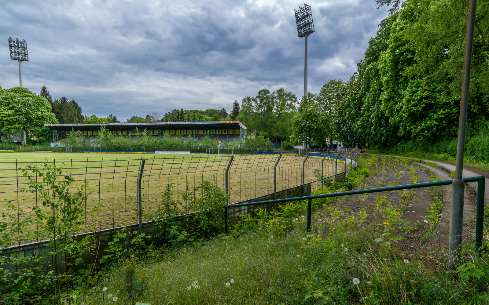 paesaggio, natura, urbano, abbandonato, erba, cielo, campo, nuvole, verde, Samsung, Germania, Perduto, storico, storia, azienda agricola, calcio, recinto, stadio, decadimento, terra, struttura, esplorando, riserva naturale, Tedesco, urbex, angolo ampio, nube, albero, la zona, prateria, pianta, natur, calcio, deutschland, pascolo, mirrorless, prato, wolken, ricreazione, dimenticato, Historisch, Nordrheinwestfalen, Tedesco, NRW, verlassen, Geschichte, trascurato, area rurale, impianto sportivo, struttura esterna, famiglia di erba, terreno, systemcamera, systemkamera, samsungnx, spiegellos, nx300m, flofromsuburbia, weitwinkel, Verfall, fusball, stadion, motivo, Verlaten, trascurare, Solingen, Naturestrikesback, Nonleague, Unionsolingen, A terra, Hermannl nsweg