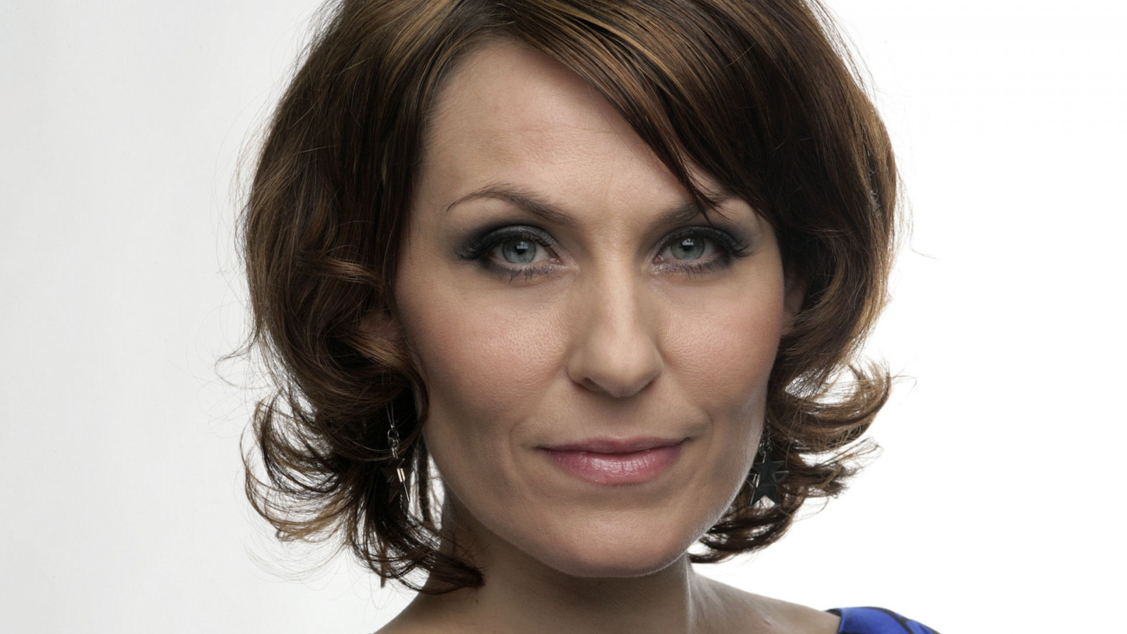 tvář, oči, dlouhé vlasy, makeup, dívka, krása, usměj se, ret, účes, tvář, brada, rameno, hnědé vlasy, barvení vlasů, obočí, řasa, vrstvené vlasy, čelo, střih, Kaya bruel