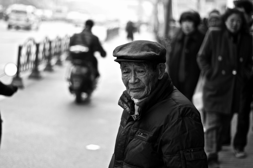 Kina, gade, mennesker, by-, bw, Bevægelse, historie, ansigt, kontrast, bevægelse, Asien, Shanghai, oprigtig, gammel mand, værksted, erfaring, viden, historier, 2014, urbanx, mdkistler, findingyourselfinthestreets, Potd country gb, copyrightmichaelkistler, autobiographicalmemory