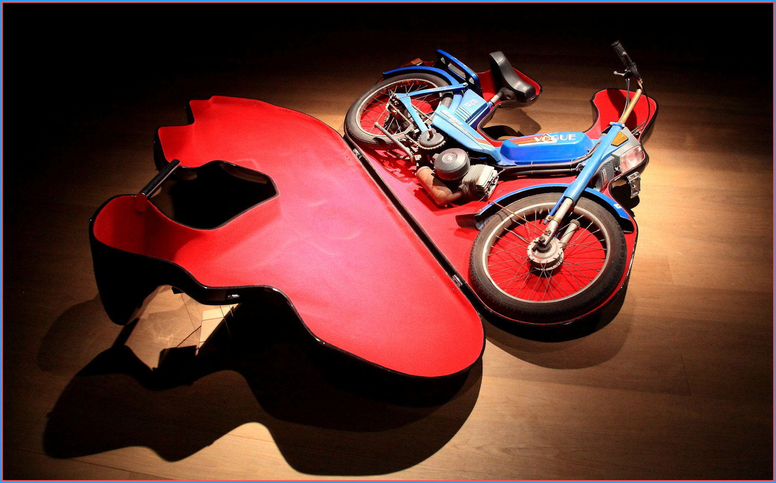 rosso, motociclo, veicolo, Canone, Peugeot, ARTE, grafica, lussemburgo, sfondo del computer, design automobilistico, esposizione, claudelina, musee, tui, kirchberg, plateaudukirchberg, MUDAM, mus edartmodernegrandducjean, wimdelvoye, oeuvre, Mobylette, Primaipourmobylette