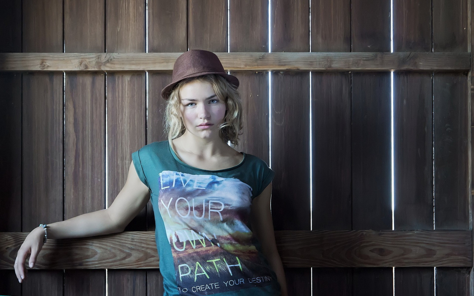 ženy, portrét, blondýnka, čepice, modrý, barva, krása, fotografie