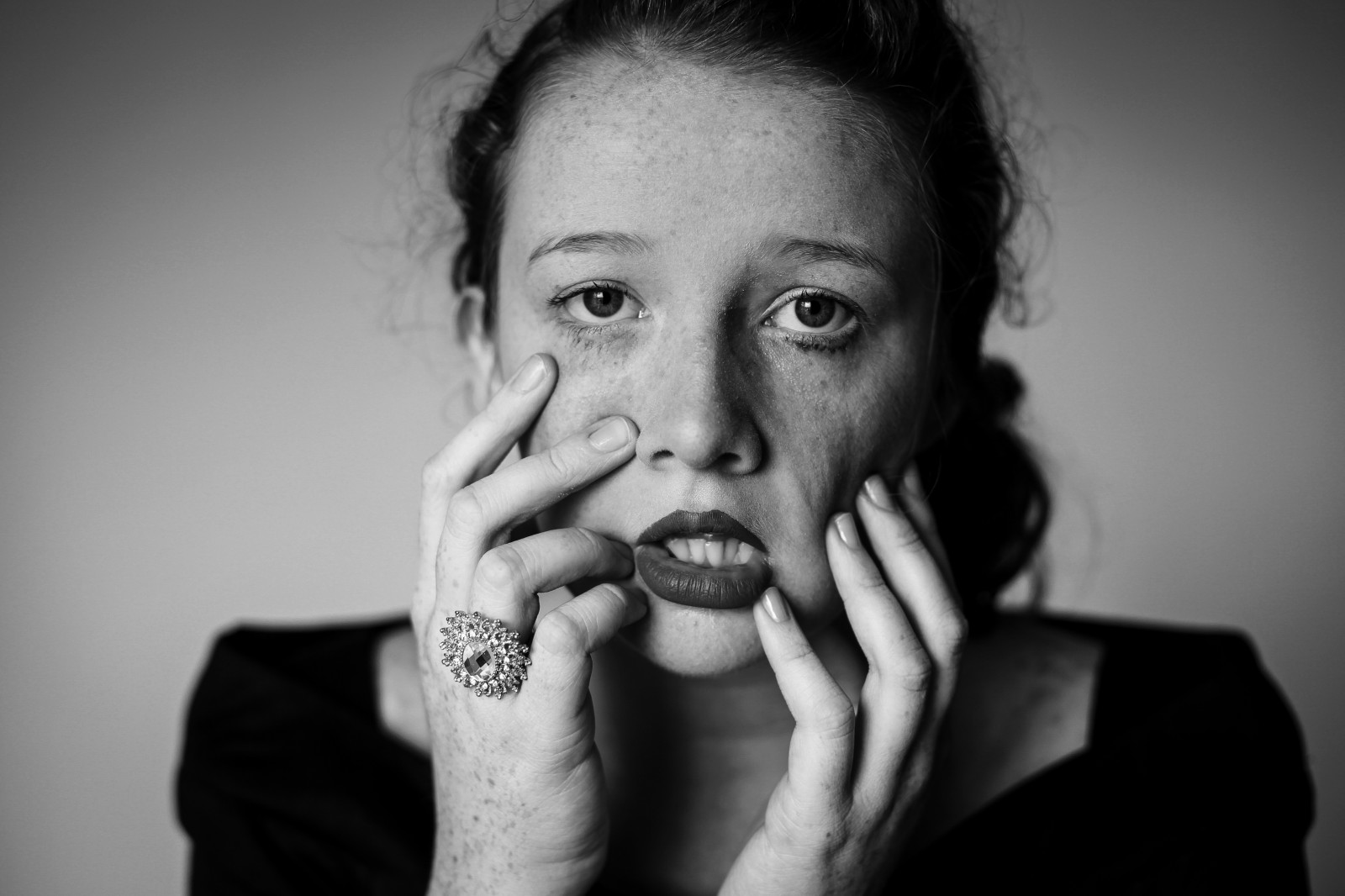 tvář, lidé, bílý, Černá, černobílý, portrét, ruce, oči, makeup, fotografování, Fotoaparát, Kánon, vlasy, emoce, objektiv, Osoba, hlava, Lightroom, 5, světlo, Černý a bílý, canon5dmarkii, 50mm, 5 d, označit, dívka, oko, muž, ruka, prsten, smysl, markii, Černý a bílý, monochromatické fotografování, portrétní fotografie, mimika