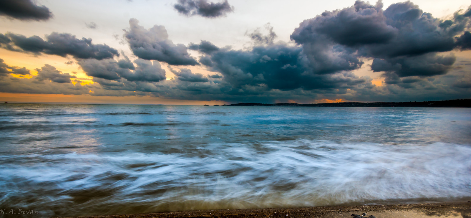 slunečnímu záření, západ slunce, moře, záliv, voda, Skála, Příroda, pobřeží, písek, odraz, nebe, mraky, pláž, svítání, večer, ráno, vlny, pobřeží, slunce, horizont, soumrak, Wales, mrak, svítání, oceán, vlna, D7100, tělo z vody, mořská vlna, meteorologický jev, Swansea, mumlá