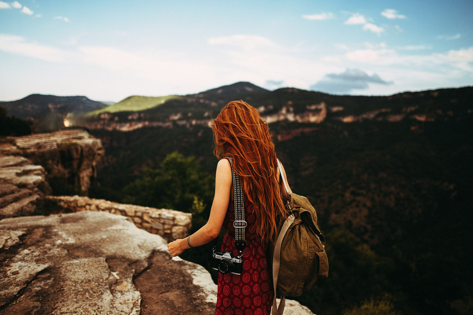 ženy venku, ženy, ryšavý, dlouhé vlasy, Skála, Příroda, batohy, Fotoaparát, Kánon, čisté nebe, kaňon, letní šaty, zadní, divočina, Robert Marcillas Ronda, hora, dobrodružství