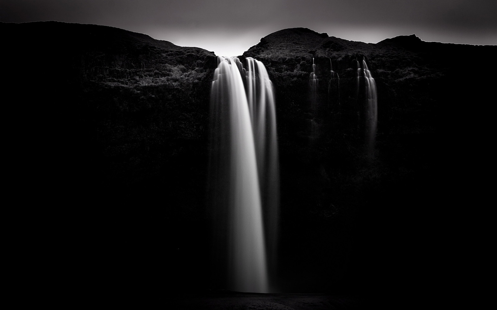 paesaggio, nero, cascata, monocromo, acqua, natura, riflessione, fotografia, scogliera, leggero, onda, oscurità, fenomeno atmosferico, bianco e nero, fotografia in bianco e nero, giochi d'acqua, 2560x1601 px