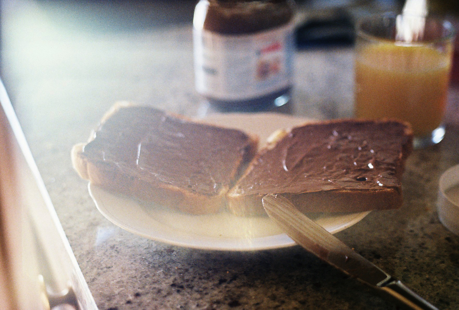 ráno, světlo, jídlo, oranžový, film, kuchyně, sklenka, snídaně, analogový, 35MM, chléb, Estonsko, bokeh, šťáva, přípitek, nůž, Talíř, sklenice, Nutella, zenit, Eesti, zenitet