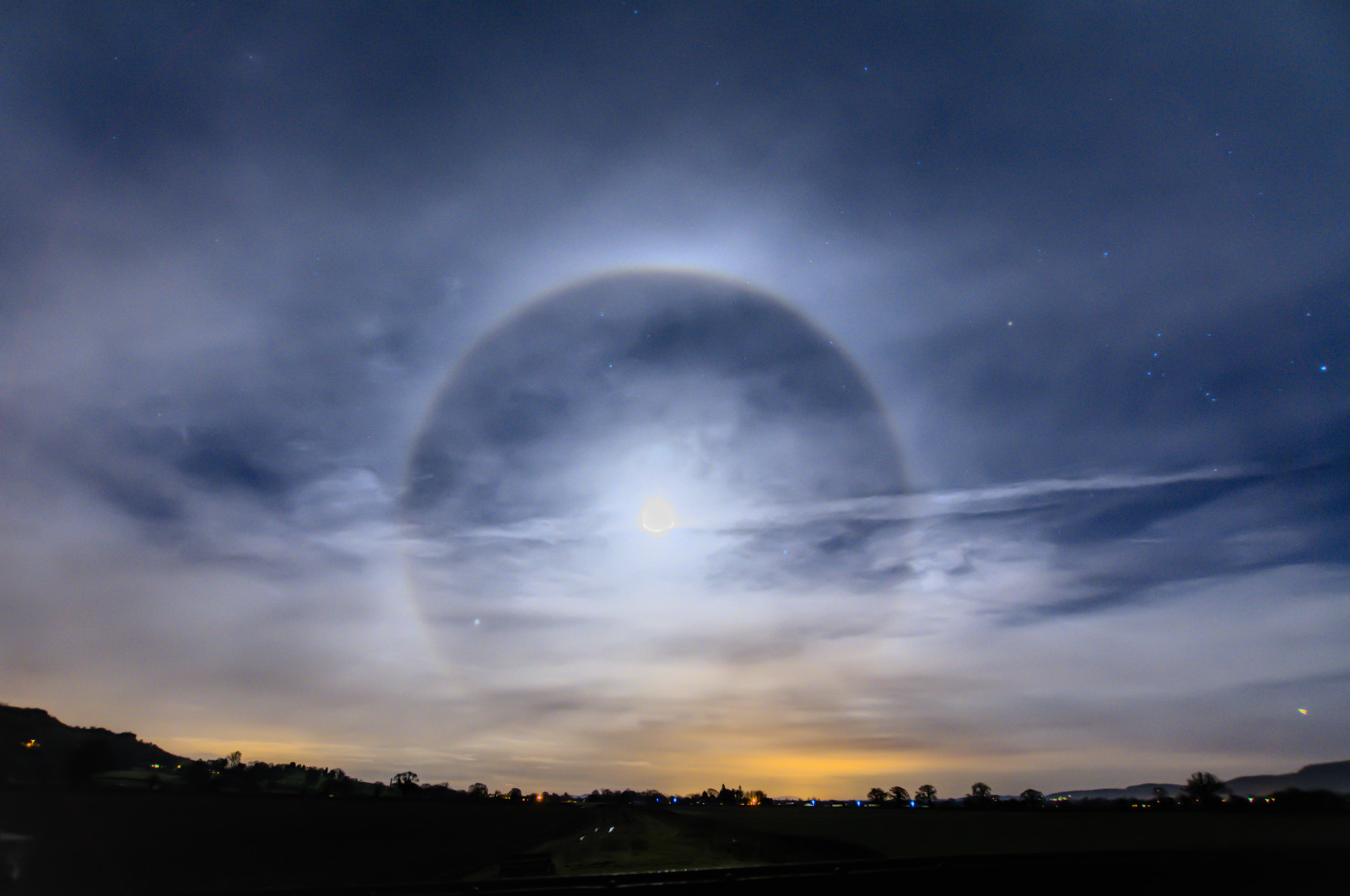 slunečnímu záření, západ slunce, noc, nebe, mraky, Měsíc, večer, ráno, měsíční svit, Svatozář, horizont, atmosféra, Nikon, soumrak, Spojené království, Kontraly, mrak, zakalený, svítání, noční obloha, tma, měsíční, D7100, 22, nebe, waterdroplets, Atmosféra Země, astronomický objekt, meteorologický jev, cloudscapes, ledové krystaly, atmosphericoptic, sigma1020mmf35exdchsm, pára, 22degree, 22o, saturnianmoon