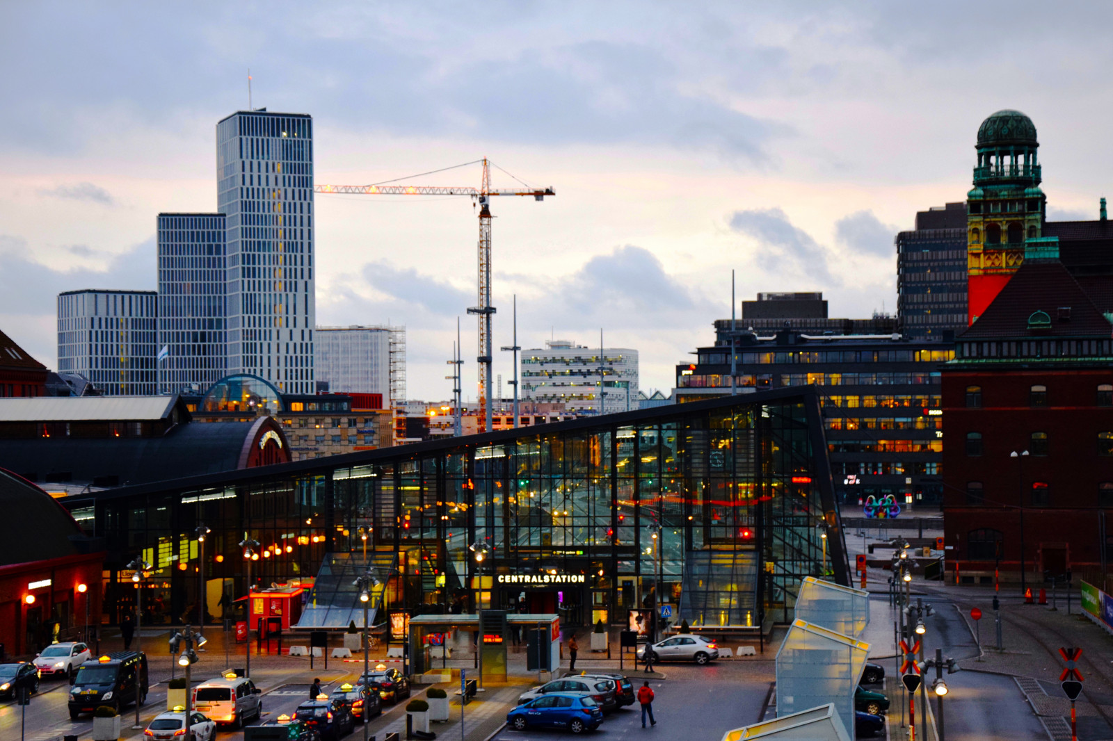město, ulice, panoráma města, noc, architektura, vozidlo, silnice, panoráma, mrakodrap, večer, provoz, Švédsko, soumrak, doprava, metropole, infrastruktura, centrum, budovy, centrální stanice, Malmo, Malmo žít, Malmo centrální, mezník, urban area, Metropolitní oblast, lidské osídlení, veřejná doprava