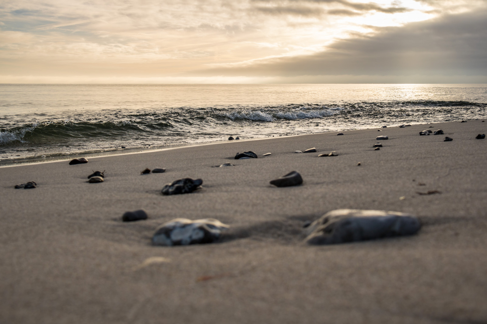 západ slunce, moře, Skála, pobřeží, písek, nebe, pláž, pobřeží, horizont, mrak, oceán, vlna, hav, materiál, stersj n, smygehamn, kust, exif modelu canoneos760d, geocountry, Kamera aby kánon, geocity, Model fotoaparátu canoneos760d, geostate, geolocation, EXIF čočka efs18200mmf3556is, exif aby kánon, EXIF isospeed 100, exif focallength 28mm, EXIF otvor 90, tělo z vody, mořská vlna, mělčina při ústí řeky