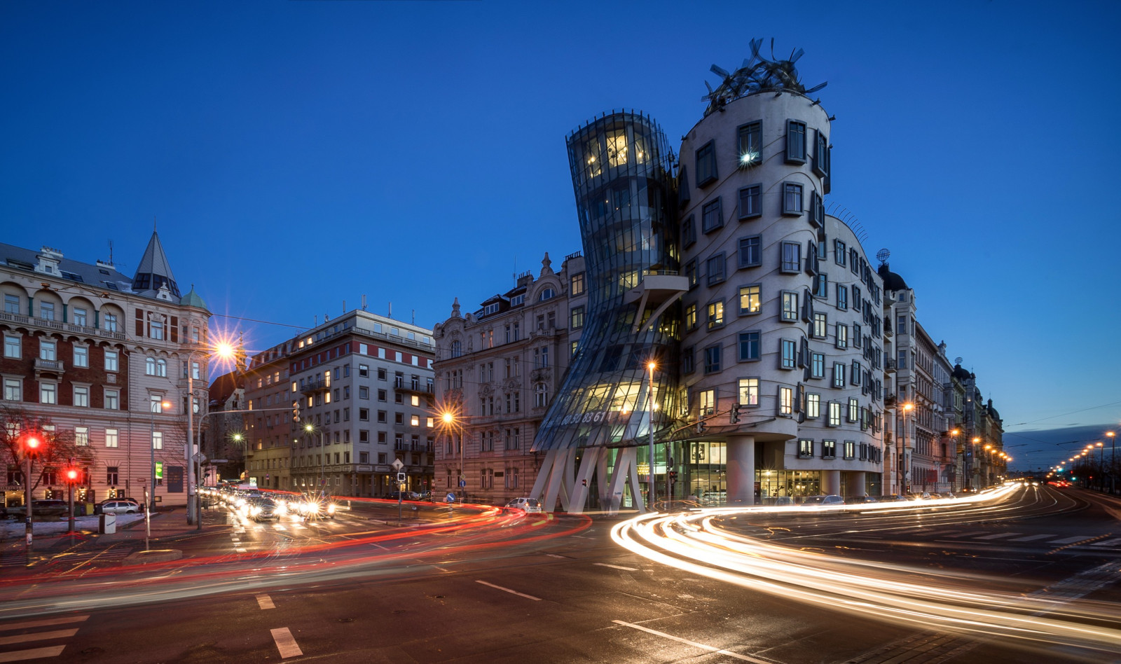 světla, město, ulice, panoráma města, noc, architektura, budova, silnice, Dům, Cestovní ruch, panoráma, mrakodrap, večer, město, panoráma, Praha, soumrak, náměstí, metropole, Česká republika, infrastruktura, centrum, náměstí, mezník, urban area, Metropolitní oblast, lidské osídlení, tančící dům