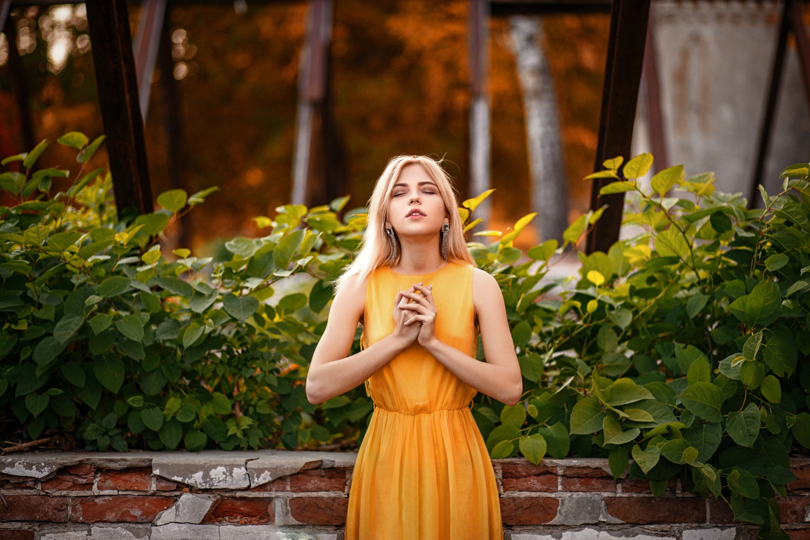 Frau, blond, Modell-, draußen, Blätter, Pflanzen, Kleid, gelbes Kleid, Ziegelsteine, geschlossene Augen, Tiefenschärfe, Frauen im Freien