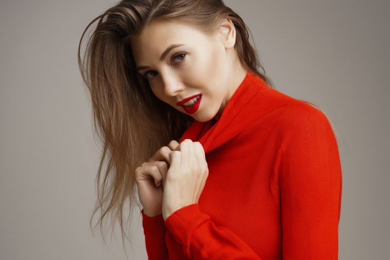 Katerina Bolinger,女性,ポートレート,笑う,赤い口紅,単純な背景