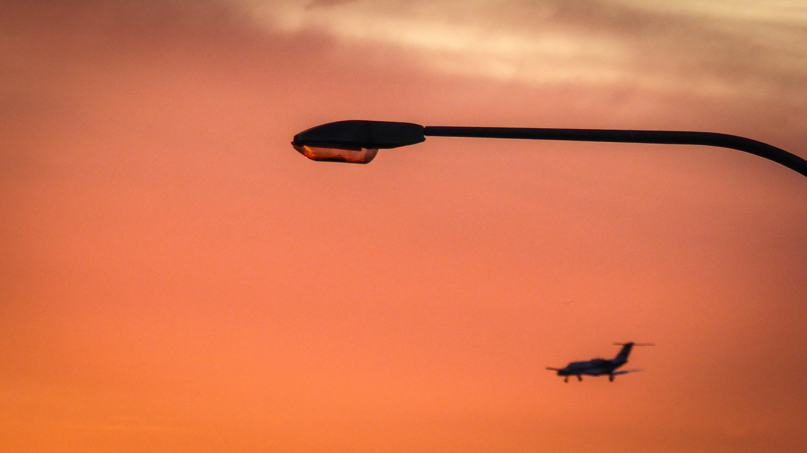 pouliční osvětlení, západ slunce, nebe, křídla, silueta, mraky, řeřavý, letoun, letadlo, svítání, most, oranžový, minout, Let, Adelaide, světlo, západ, osvětlení, letoun, letadlo, lumix, křídlo, kandelábr, pouliční lampa, Atmosféra Země, svítidlo, theen, sirdonaldbradmandrive