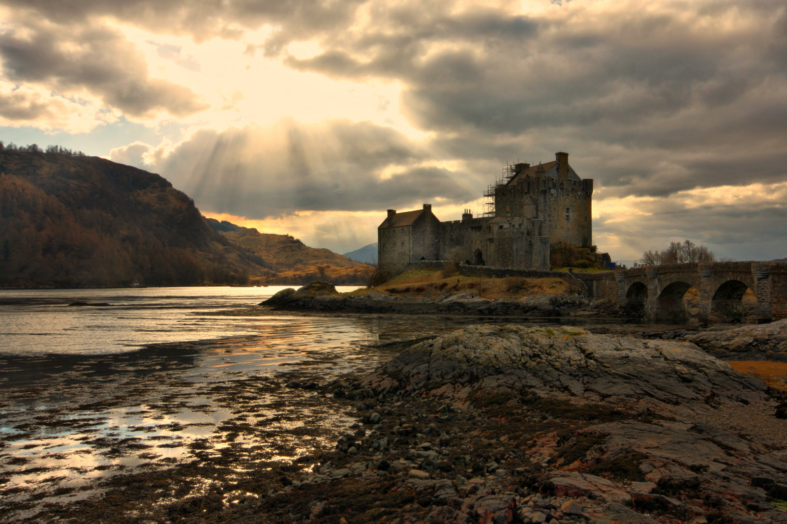 sollys, landskab, solnedgang, hav, vand, klippe, bygning, afspejling, himmel, skygge, skyer, Skotland, aften, slot, kyst, bro, Sol, historisk, Canon, klipper, Kongerige, ferie, skumring, forår, UK, vestlig, stilladser, lys, Sky, vest, stråler, landskab, rejse, daggry, store, forenet, scottish, tidevand, højland, sigma, marts, naturskøn, storbritannien, 450D, highland, loch, lightrays, meteorologisk fænomen, befæstning, kyle, forbjerg, Eilean, Donan, Duich, Dornie, Lochalsh