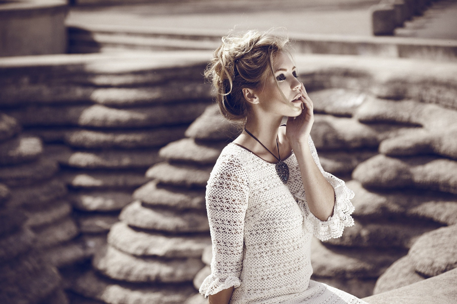 biały, Kobiet na zewnątrz, kobiety, Model, portret, blond, zamknięte oczy, posiedzenie, fotografia, sukienka, moda, emocja, Osoba, dziecko, dziewczyna, piękno, kobieta, dama, fotografia, Stanowiska ludzkie, Fotografia portretowa, sesja zdjęciowa