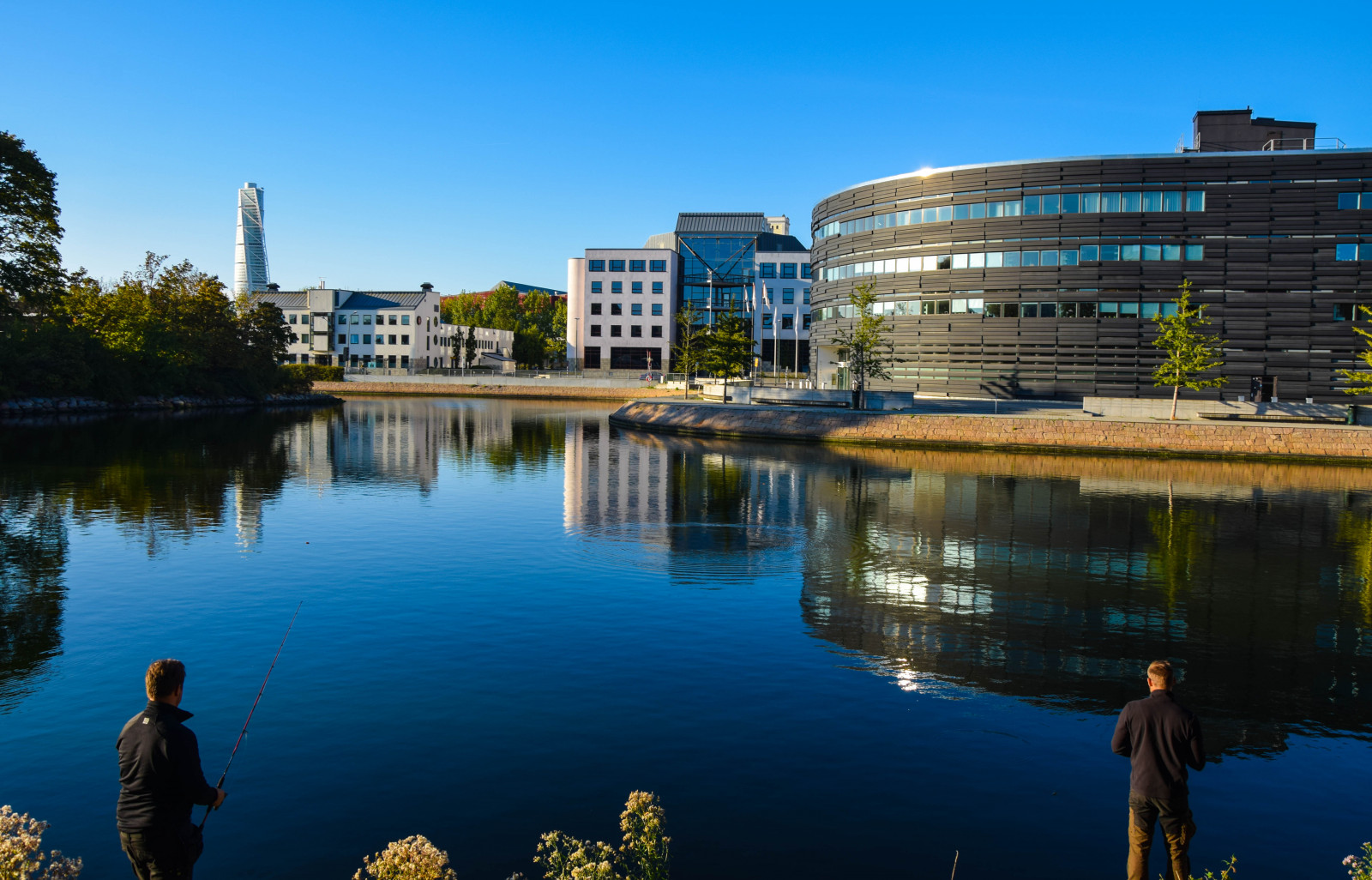 คน, เมือง, cityscape, สถาปัตยกรรม, น้ำ, การสะท้อน, ท้องฟ้า, การท่องเที่ยว, เส้นขอบฟ้า, ตอนเย็น, เช้า, แม่น้ำ, สวีเดน, ยุโรป, พลบค่ำ, ฤดูใบไม้ร่วง, กลางแจ้ง, การสะท้อน, อาคาร, turntorso, มัลโม, ivarcallmander, สถานที่สำคัญ, เขตเมือง, ทางน้ำ