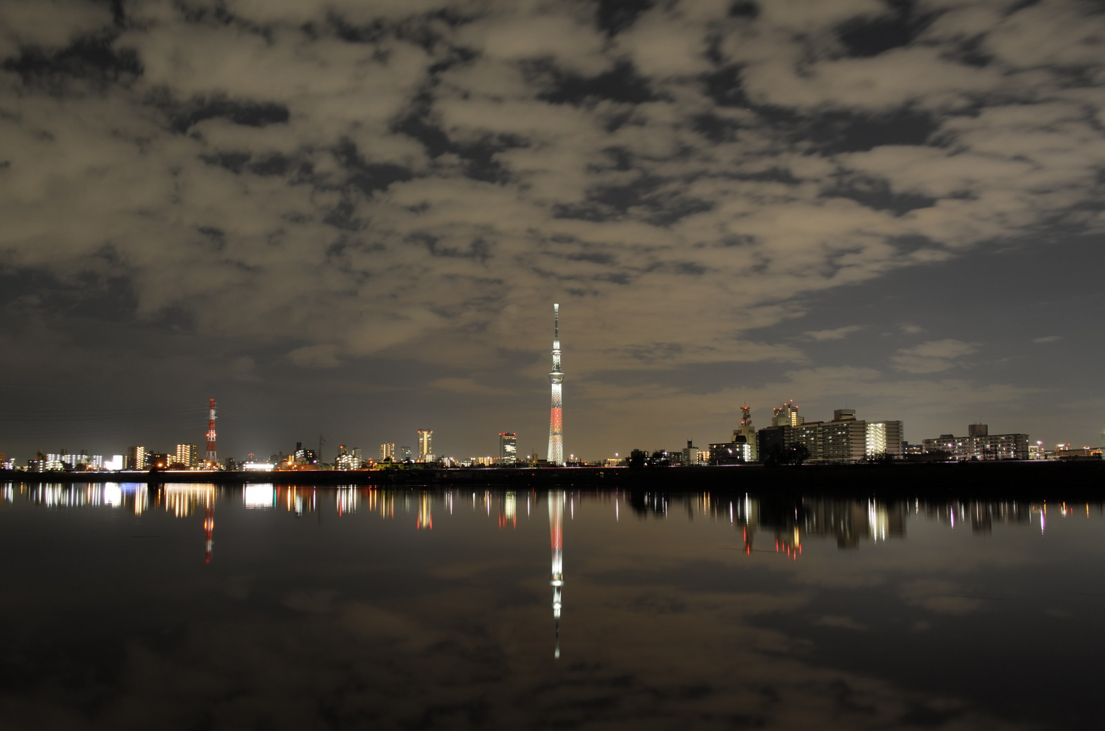 Japonsko, západ slunce, moře, město, panoráma města, noc, architektura, odraz, nebe, svítání, panoráma, večer, ráno, věž, horizont, soumrak, Leica, Tokio, jp, Skytree, mrak, zakalený, svítání, osvětlené, osvětlení, T, mezník, Tokyo Sky Tree, horikiri, leicat, summicront235, Summicron, t235, candletree, atmosférický jev