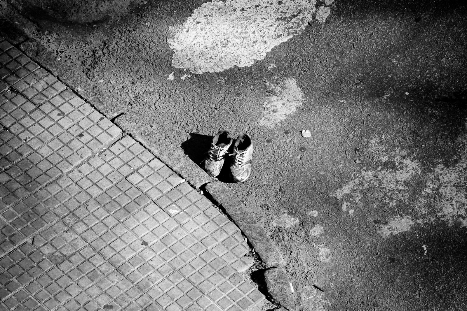 Černá, černobílý, ulice, voda, opuštěný, nebe, stín, stěna, fotografování, textura, obuv, tenisky, Uruguay, beton, kroky, Software, Panasonic, otevřeno, micro, libre, digitální, Mirrorless, tma, lumix, momentka, M43, 43, GX7, Nando, Černý a bílý, monochromatické fotografování, povrch vozovky, zdroj, Montevideo, Systém, Dmcgx7, milc, nandouy