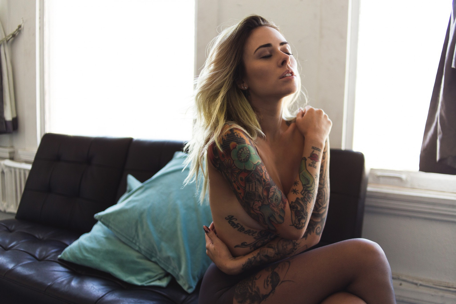 ženy, model, blondýnka, dlouhé vlasy, zavřenýma očima, sedící, fotografování, punčocháče, gauč, tetování, černé vlasy, móda, vlasy, prsa, Osoba, Justin Swain, Alysha Nett, oblečení, supermodelka, strategické krycí, dívka, krása, žena, dáma, noha, blond, účes, lidských pozice, portrétní fotografie, focení, hnědé vlasy, umění model, břicho, Lidské tělo, stehno