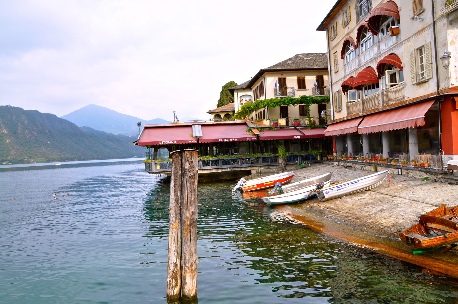 krajina, hory, loď, starý, moře, Itálie, architektura, jezero, voda, Příroda, odraz, nebe, pláž, Dům, Cestovní ruch, modrý, řeka, venkovský, Krásná, strom, volný čas, odrazy, přístav, večeře, stará budova, plavidlo, barvy, jezírka, lodičky, nikond90, vodní, plavidla veslování, tělo z vody, Vlnitá voda, Italianisland, water transportation