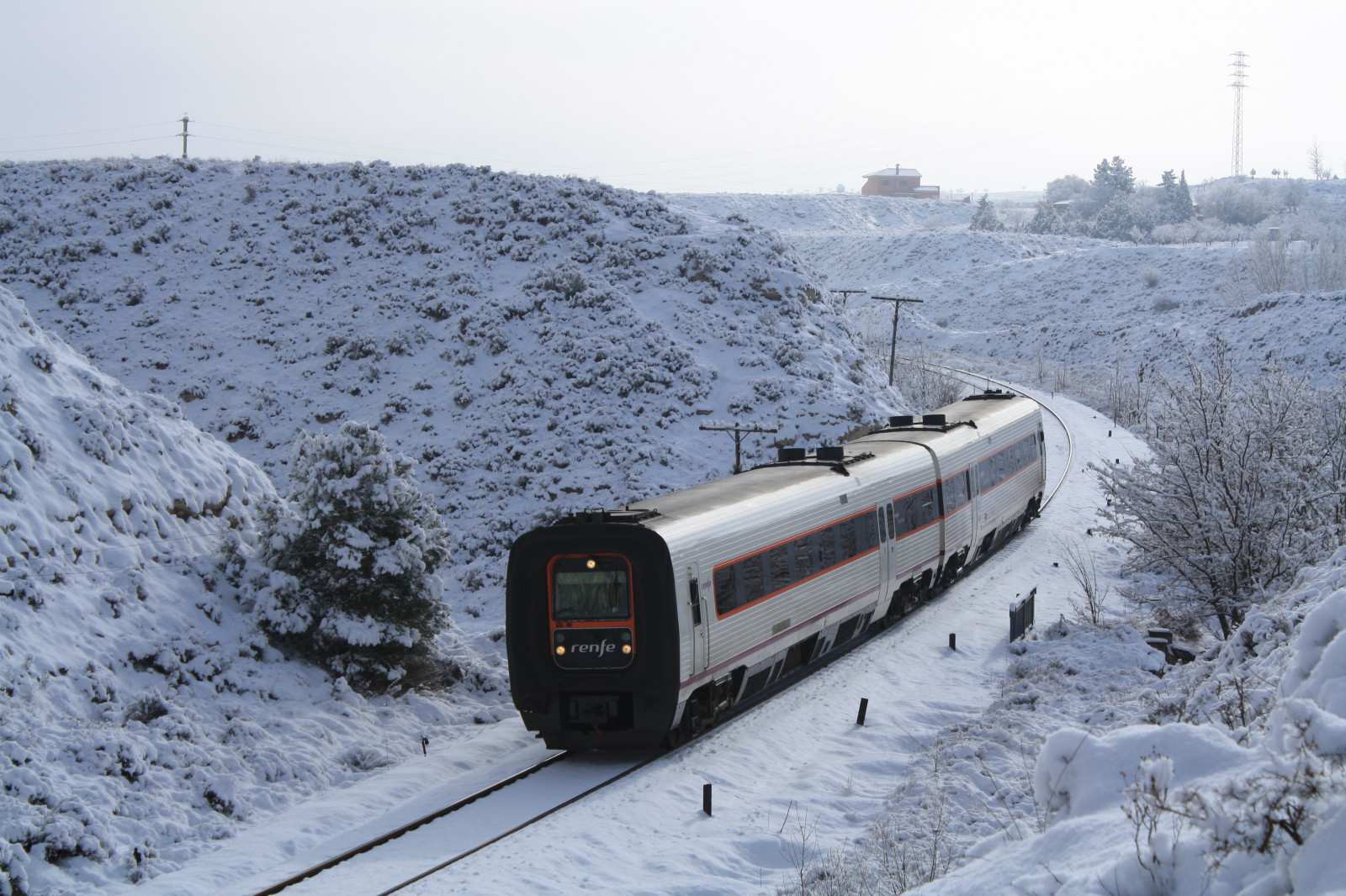 sníh, zima, vozidlo, vlak, led, mráz, doprava, lokomotiva, zmrazení, Valencia, TRD, strom, hora, Nieve, invierno, dráha, Zaragoza, aragon, espana, geologický fenomén, pohoří, železniční doprava, kolejová vozidla, železniční vůz, Teruel, RENFE, 594, Regionales, waterseries, alejandromart nez, renfemediadistancia