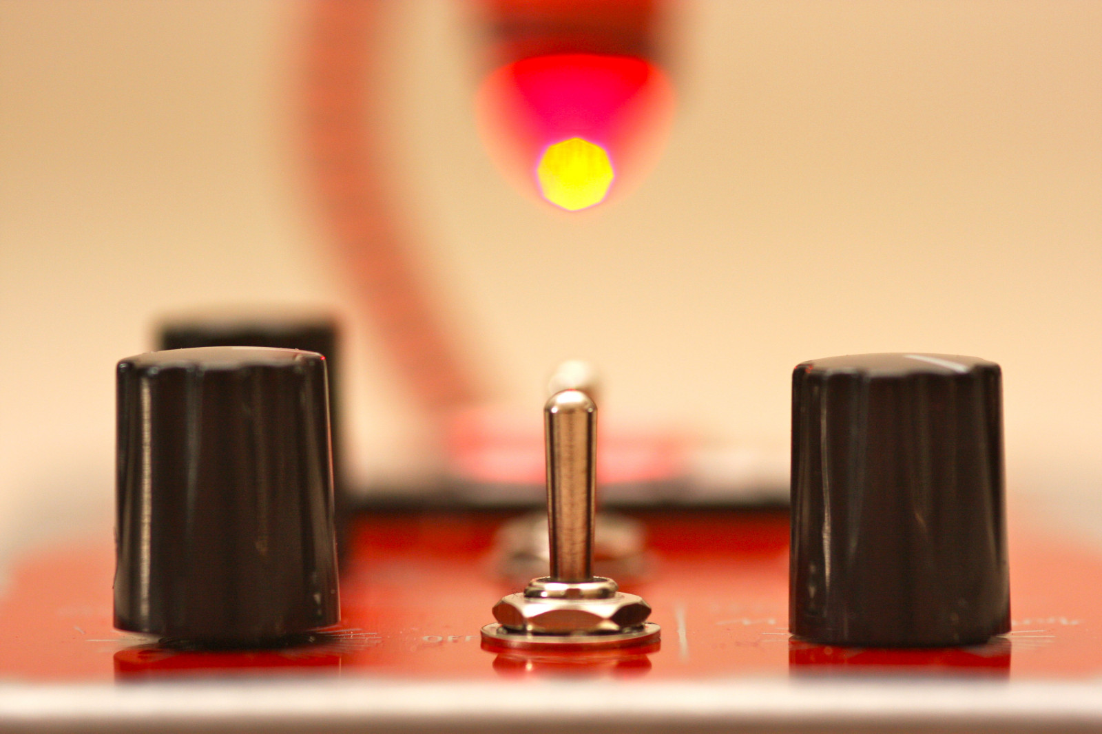 robot, Červené, hluk, hudba, makro, Kánon, elektronický, Hračka, Arduino, přepínač, mod, syntetizér, elektrický, ovladač, 2012, světlo, 40d, šťastný nový rok, legrační, zábava, analogový, nástroj, digitální, generátor, sigma, 105mm, 2, hudební, podivné, produkt, zátiší fotografování, knoflík, elektrický, vlnovou, Thingamagoop, Bleeplabs, elektronická hudba, fotobuňka, Modulátoru, Drbleep, product design