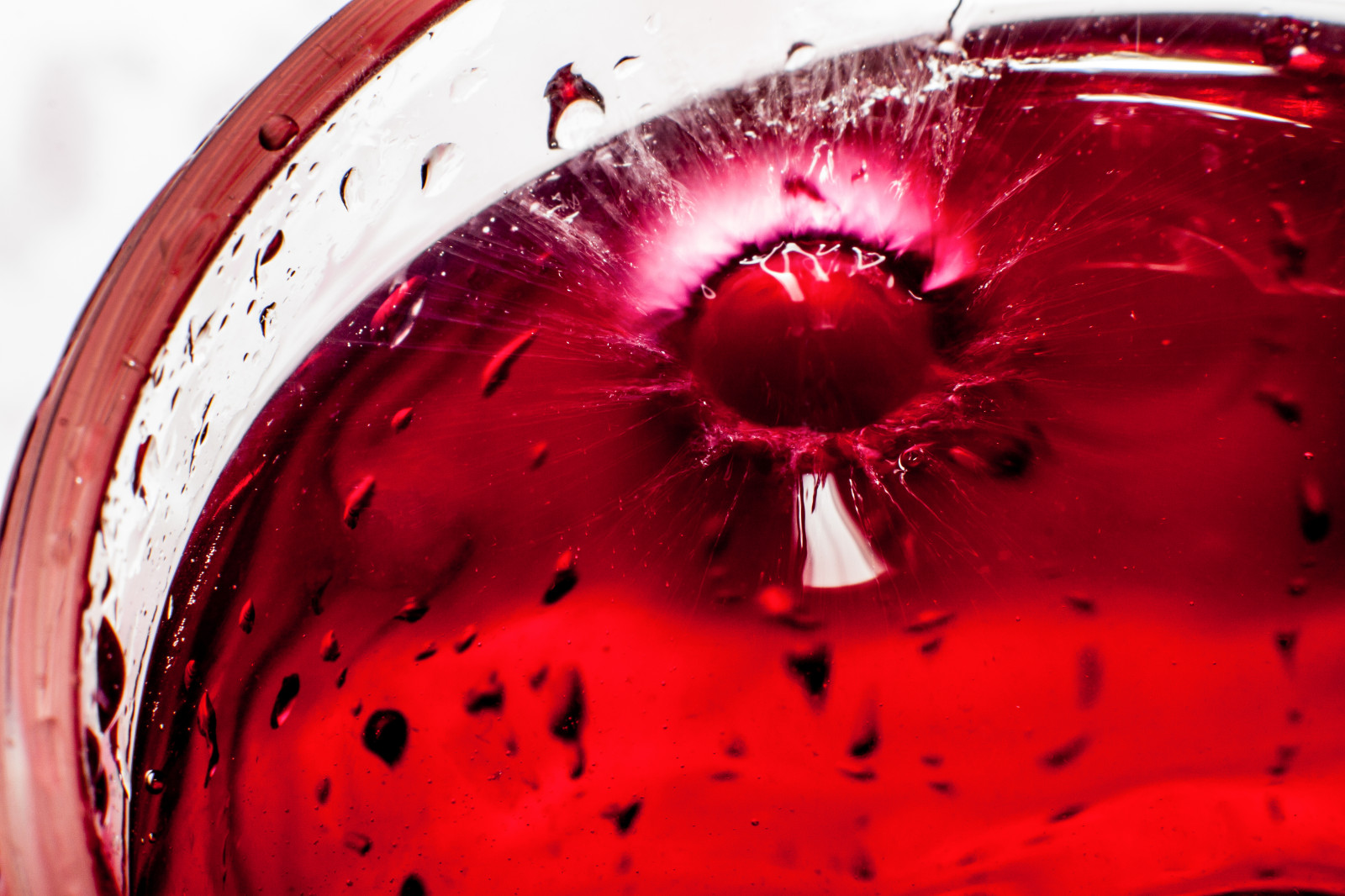 Fs120617, Enskild, fotosondag, světlo, ljus, voda, vatten, červená řepa, R dbetor, šťáva, kráter, Slash, kapka vody, vattendroppe, sklenka, Glas, Červené, tyč, makro, makro, Prodloužení, Makroringar, Blikat, Blixt, stativ, Stativ, f16, remoteshutter, Tr dutl sare, Gothenborg, Goteborg, Švédsko, Sverige, 031, bokeh, sk rpedjup, Kánon, 50d, Nikon105mm25preai, Canon580exii, 11potazování, Drsný, lightroom4