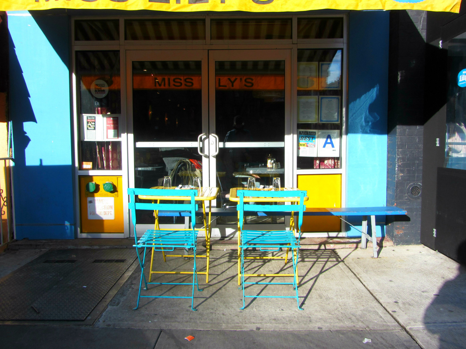 okno, architektura, budova, stůl, žlutý, židle, sklenka, tyrkysový, dveře, Manhattan, prozkoumat, nyc, New York City, chodník, cristal, žlutá, porte, Fenetre, Vitré, lehký kočár, vitrína, trottoir, img9194, missmillys, exploremar242013222