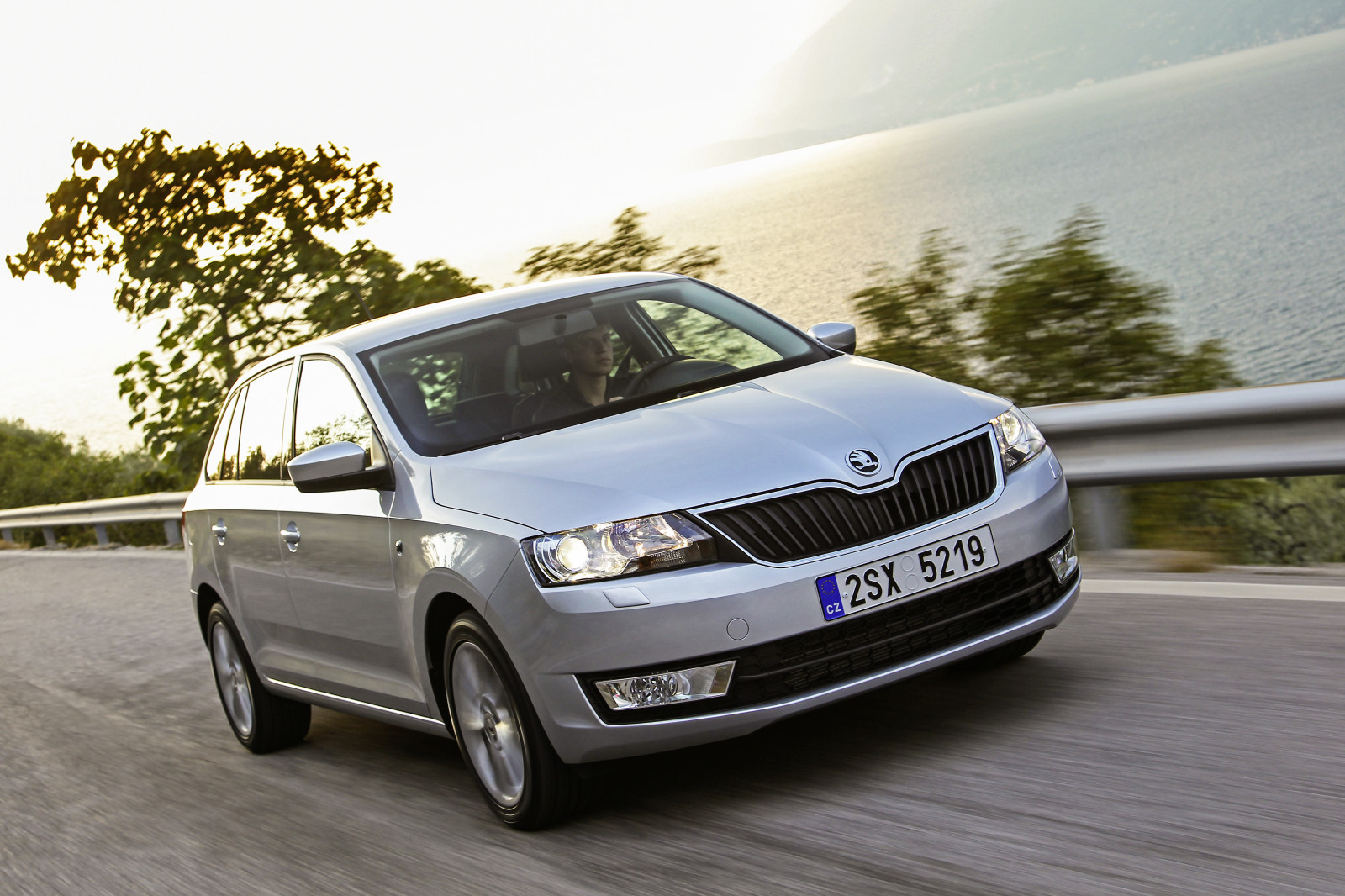 auto, vozidlo, 2015, limuzína, Skoda, Škoda Fabia, netcarshow, netcar, obrázky vozidel, photo auto, kolo, Rapid Spaceback, pozemní vozidla, automobilový exteriér, automobil make, rodinný vůz, kompaktní vůz, crossover sUV, státní poznávací značka, supermini, Škoda superb, Škoda roomster, Škoda octavia