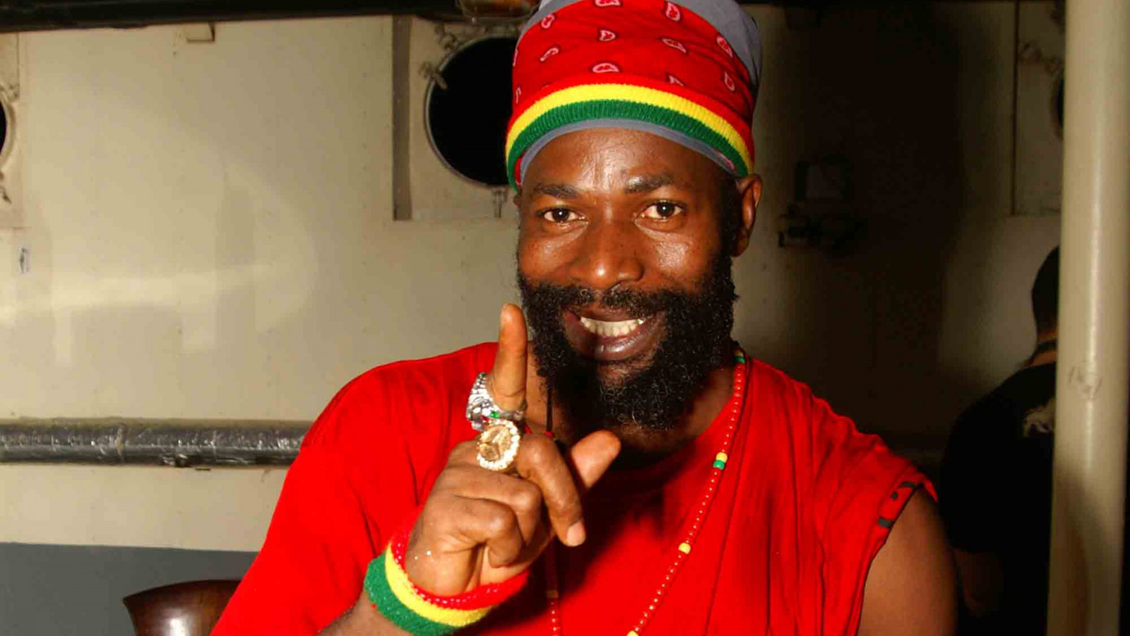 Fondos de pantalla : Capleton, sonreír, barba, Anillos, Mira 1920x1080 ...