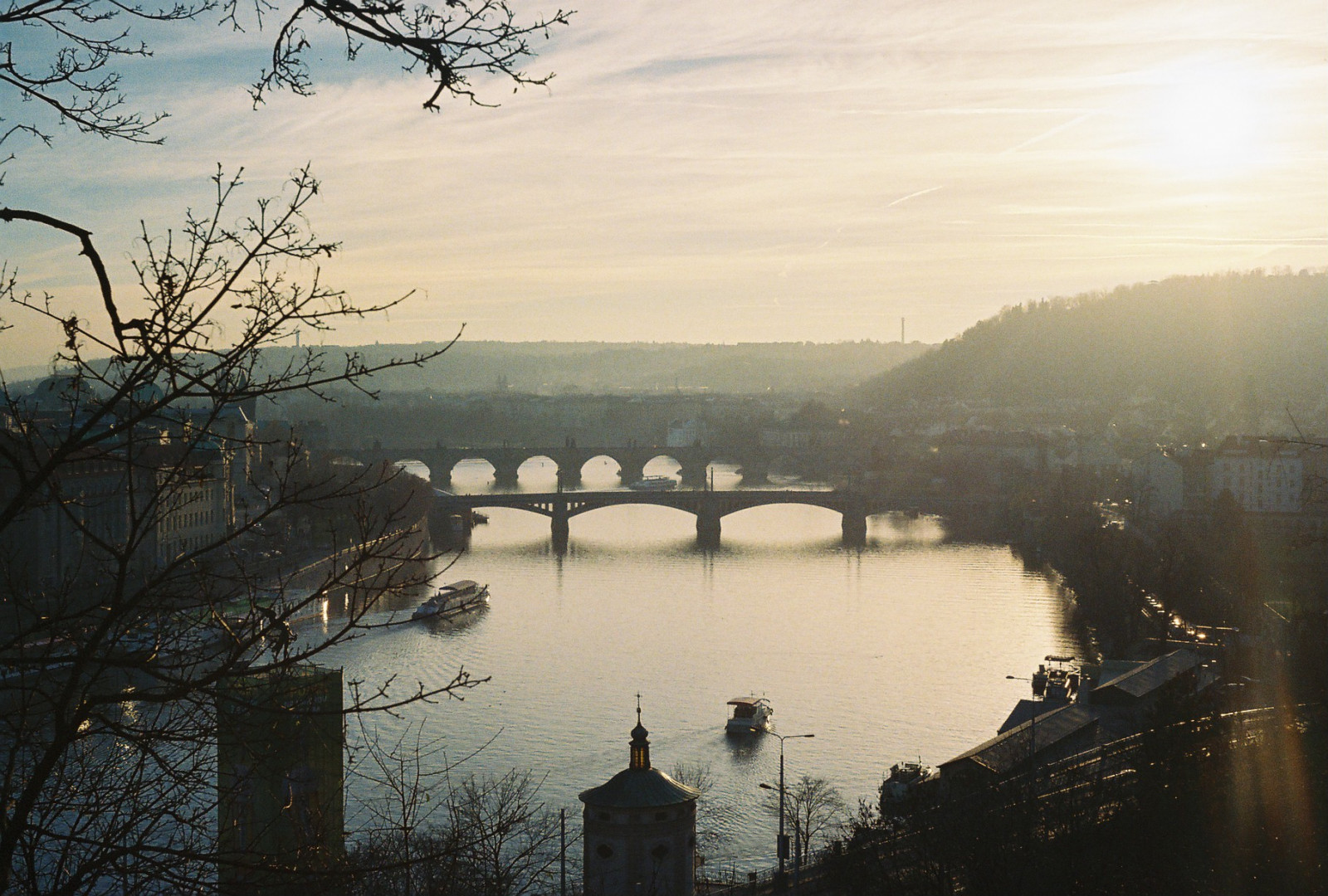 slunečnímu záření, krajina, město, jezero, voda, odraz, nebe, zima, větev, svítání, uklidnit, večer, ráno, mlha, most, řeka, slunce, horizont, atmosféra, Praha, soumrak, banka, 35MM, světlo, mrak, strom, svítání, rostlina, analogový, carlzeiss, film, analog, kodakultramax400, nádrž, prošlý, kompaktní, Vltava, LoFi, carlzeissjena, Kodakfilms, Toffeemaky, Werra, Filmcompact, Werrai, Carlzeissjenawerrai