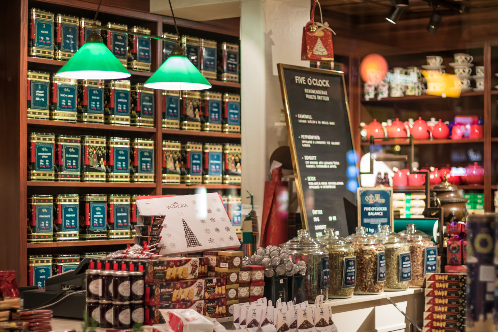 noc, budova, supermarket, Malmo, gatufoto, nightphotography, Natt, v noci, exif modelu canoneos760d, geocountry, Kamera aby kánon, geocity, Model fotoaparátu canoneos760d, geostate, geolocation, exif aby kánon, exif focallength 50mm, EXIF ef50mmf18stm čočka, exif isospeed 640, EXIF otvor 18, streetphotography, nattfotografering, displaywindow, skyltf nster, maloobchodní, obchod s potravinami, Večerka, knižního, prodejna alkoholu