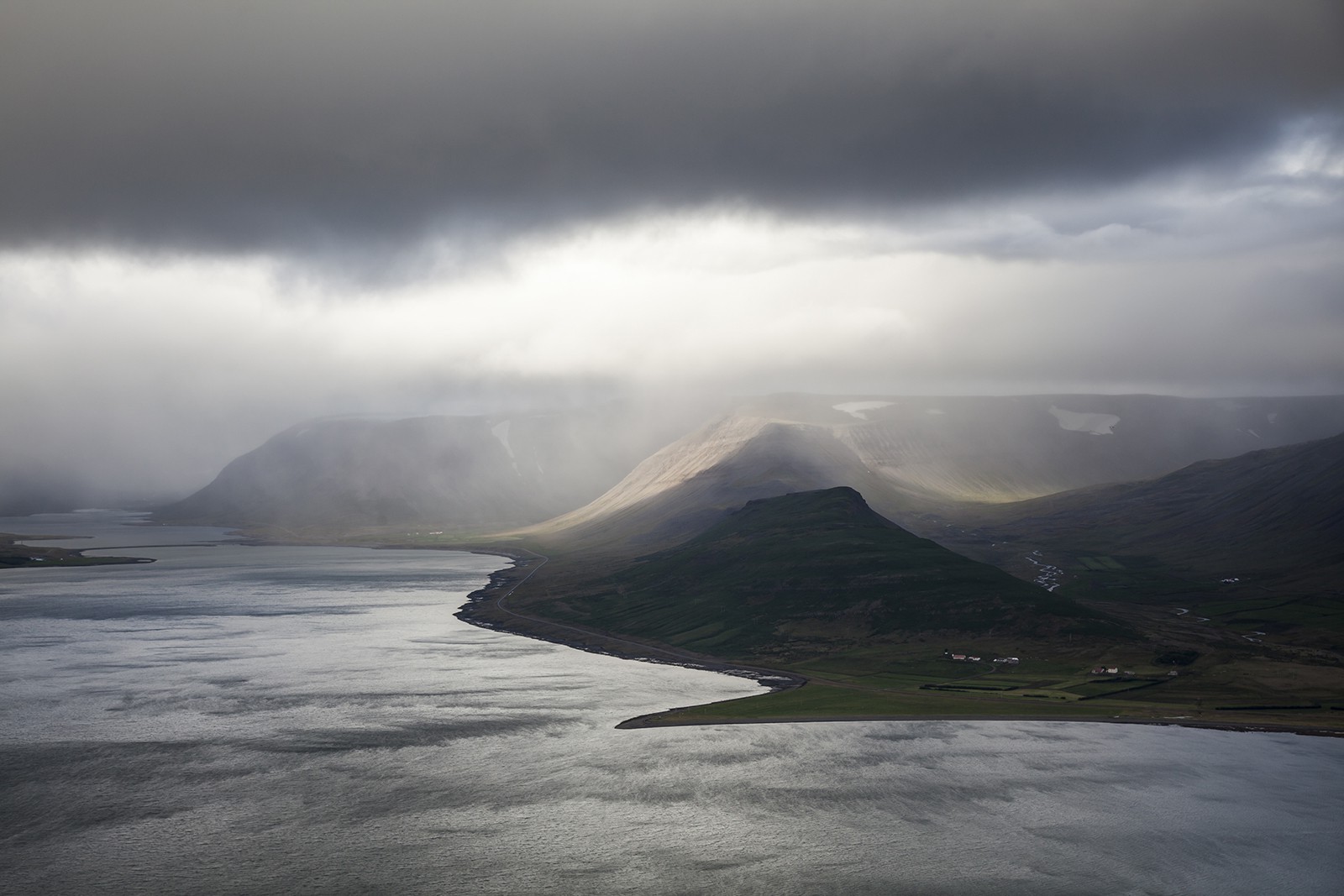 slunečnímu záření, krajina, moře, kopec, jezero, Příroda, odraz, nebe, sníh, svítání, led, ráno, mlha, pobřeží, horizont, fjord, soumrak, mrak, hora, počasí, svítání, oceán, vlna, vysočina, 1600x1067 px, jezero, atmosférický jev, horských reliéf, landform, meteorologický jev