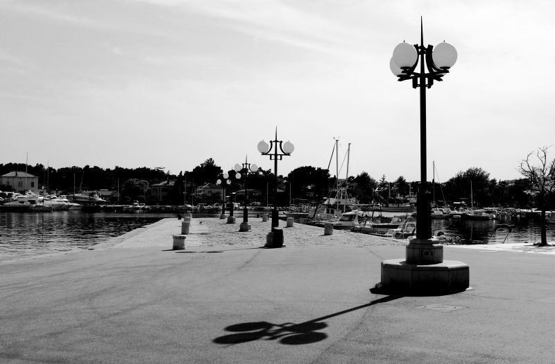 nebe, Černý a bílý, monochromatické fotografování, voda, pouliční osvětlení, mrak