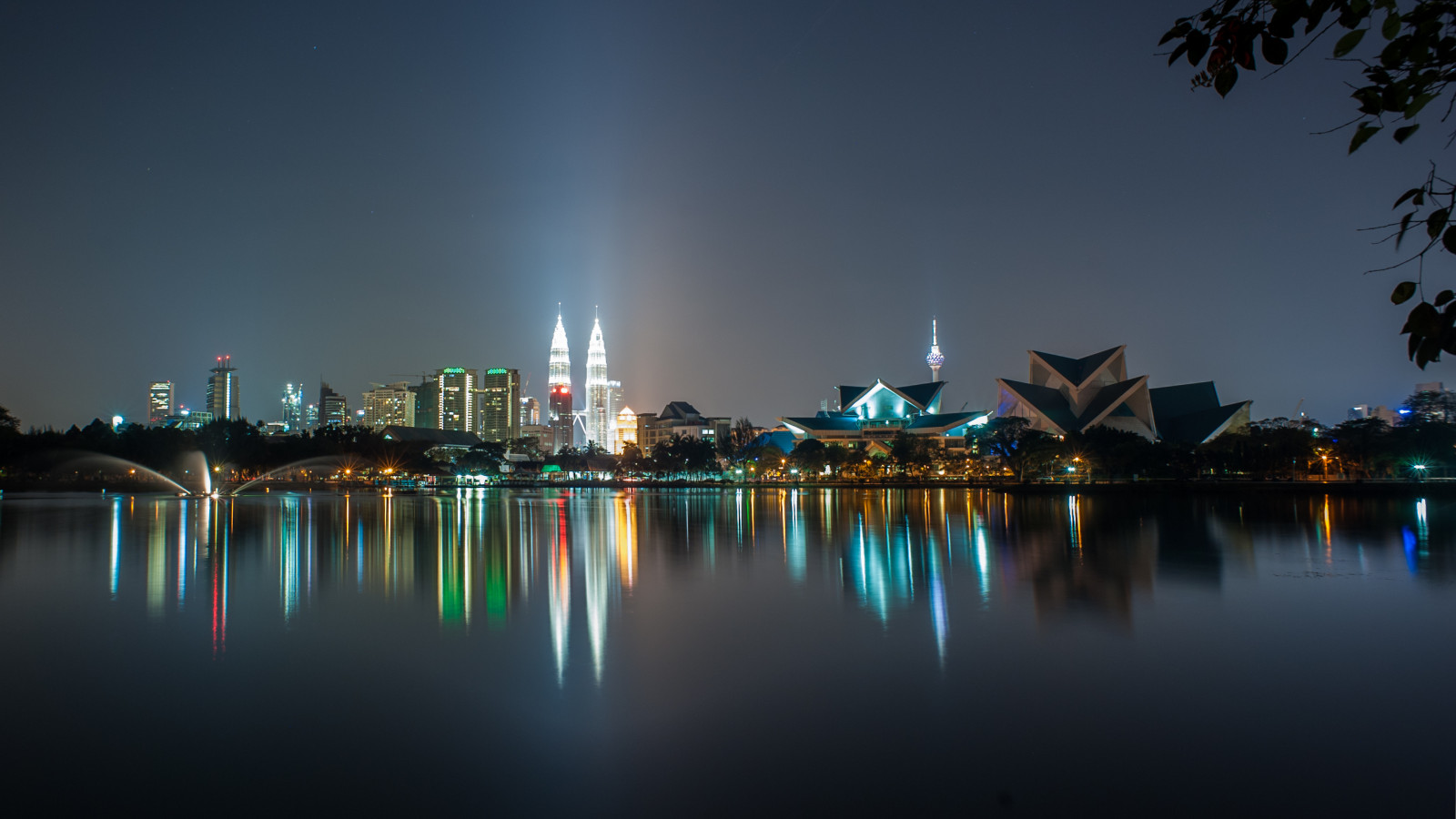 krajina, světla, město, panoráma města, noc, neon, jezero, voda, městský, odraz, nebe, fotografování, uklidnit, panoráma, mrakodrap, večer, zrcadlo, řeka, horizont, atmosféra, Nikon, Malajsie, soumrak, metropole, klidný, světlo, longexposure, Krásná, strom, velký, centrum, můj, osvětlení, tma, kl, mezník, během dne, D700, Kuala Lumpur, věže, nikdo, urban area, turistická atrakce, počítač tapeta, Atmosféra Země, Metropolitní oblast, panelový dům, tělo z vody, dvojčata, KLCC, petronastowers, Tranquulity, Taman, Kltower, Titiwangsa, Noctografie, Tranquiltscene