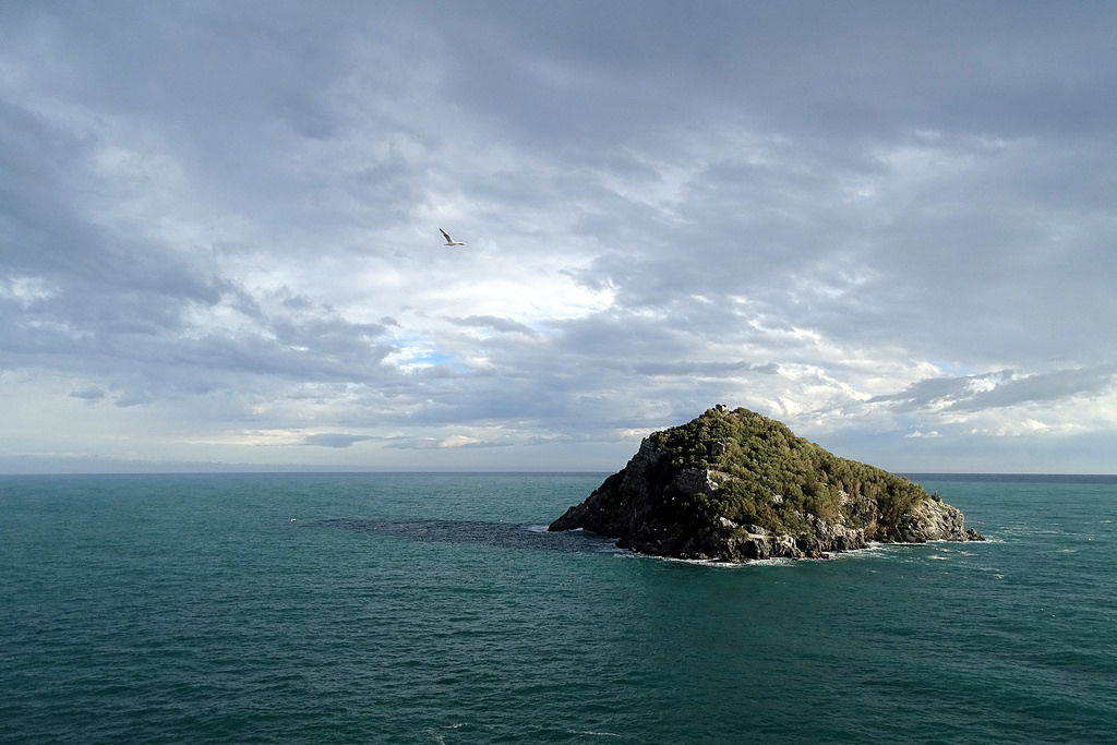 moře, Itálie, záliv, Skála, pobřeží, mraky, pláž, věž, pobřeží, útes, horizont, ostrov, pelerína, Ligurie, Terén, mrak, Italia, oceán, vlna, riviera, ostrůvek, isola, kobyla, nuvole, landform, geografický rys, tělo z vody, Bergeggi, Ponente, ligure