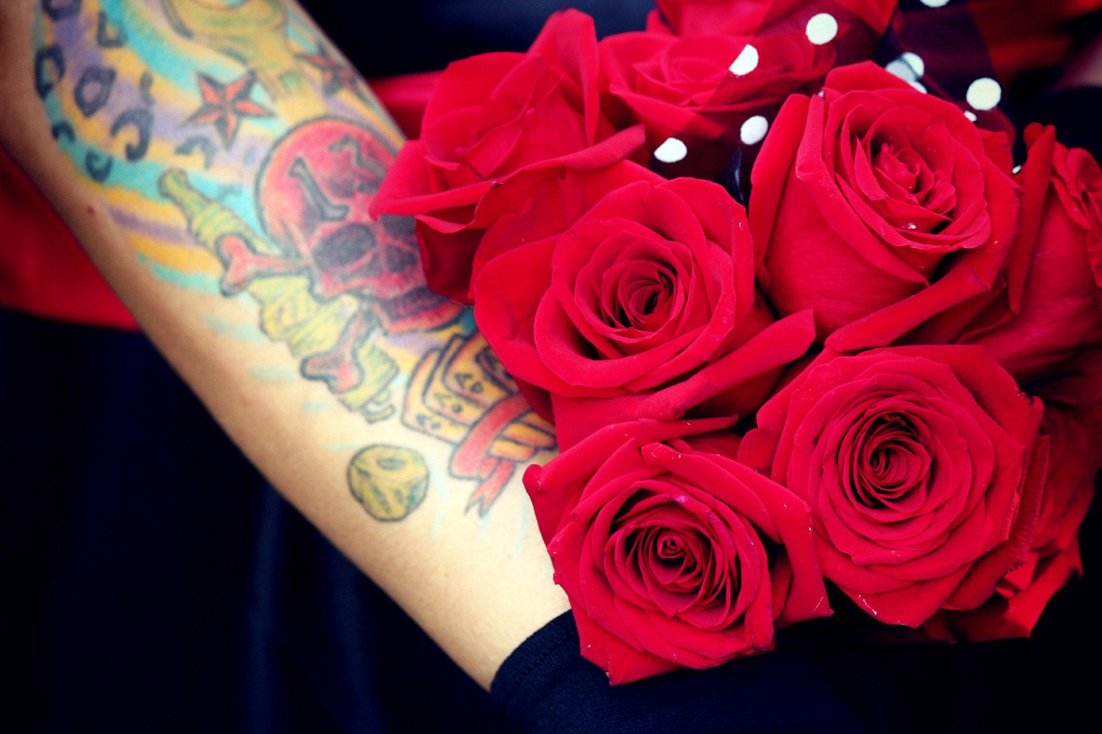 2048x1365 px, Strauß, Hand, rot, Rose, Schädel, Tätowierung