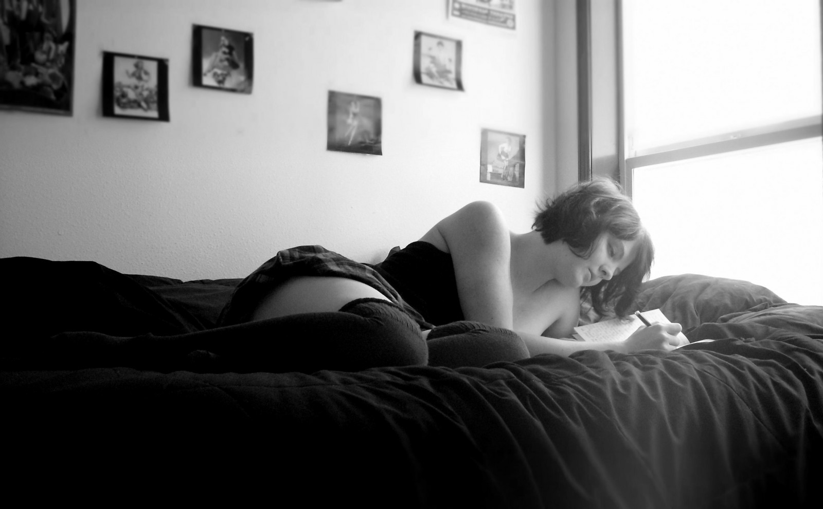 bílý, Černá, černobílý, sedící, postel, ponožky, fotografování, gauč, psaní, časopis, světlo, dívka, ruka, fotografie, obejmout, 365, blog, nábytek, sval, project365, pohodlí, momentka, Černý a bílý, monochromatické fotografování, focení, interakce, Undiscoveredgyrl