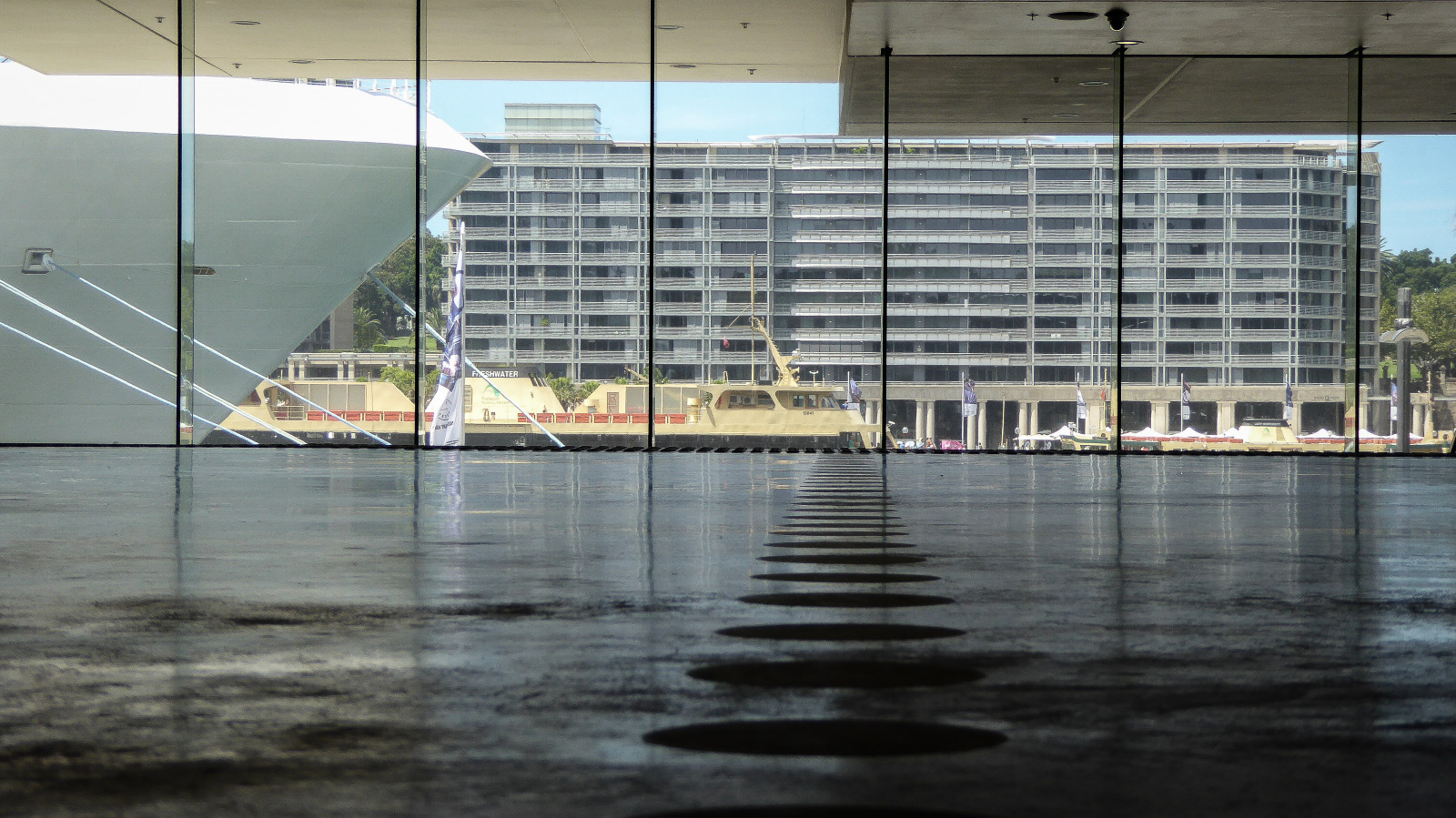 plavba, modrý, nebe, budova, sklenka, trajekt, schody, beton, kavárna, dveře, loď, patro, podlaha, dno, jasný, kruhy, vchod, circularquay, dolů, flags, čára, stěny, deštníky, luxus, značení, upoutané, vlající, museumofcontemporaryart, MCA