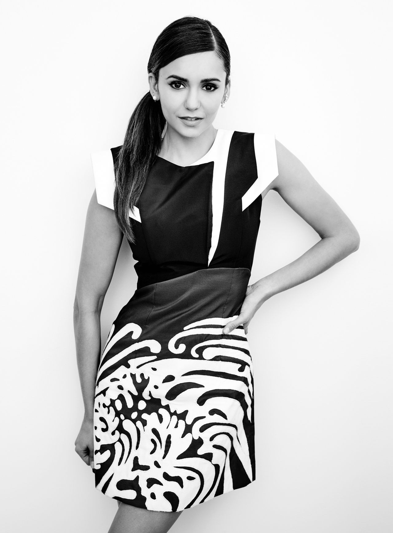 bílý, Černá, černobílý, model, portrét, bruneta, fotografování, šaty, vzor, móda, jaro, oblečení, Nina Dobrev, krása, design, krk, účes, Černý a bílý, monochromatické fotografování, focení, malé černé šaty, rukáv, módní design, formální oblečení