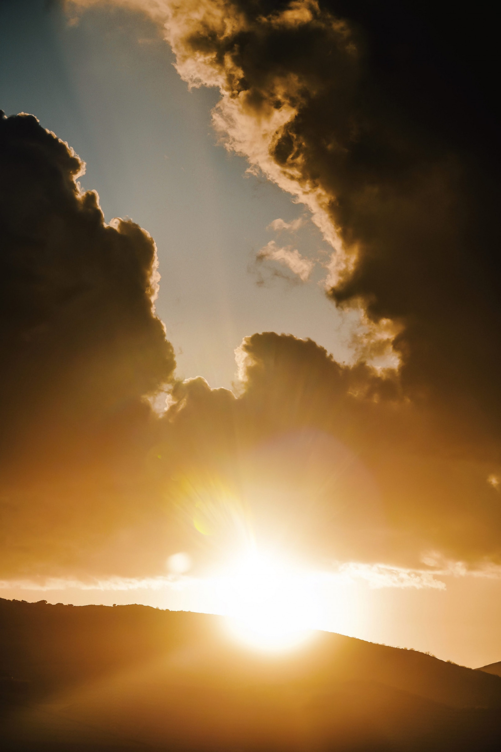 mrak, nebe, atmosféra, ekoregion, odlesk, Natural landscape, soumrak, slunečnímu záření, svět, astronomický objekt, svítání, teplo, kupa, západ slunce, atmosférický jev, krajina, slunce, červená obloha v dopoledních hodinách, horizont, podsvícení, meteorologický jev, svítání, večer, teplota, odlesk objektivu, strom, Skála, kopec, oceán