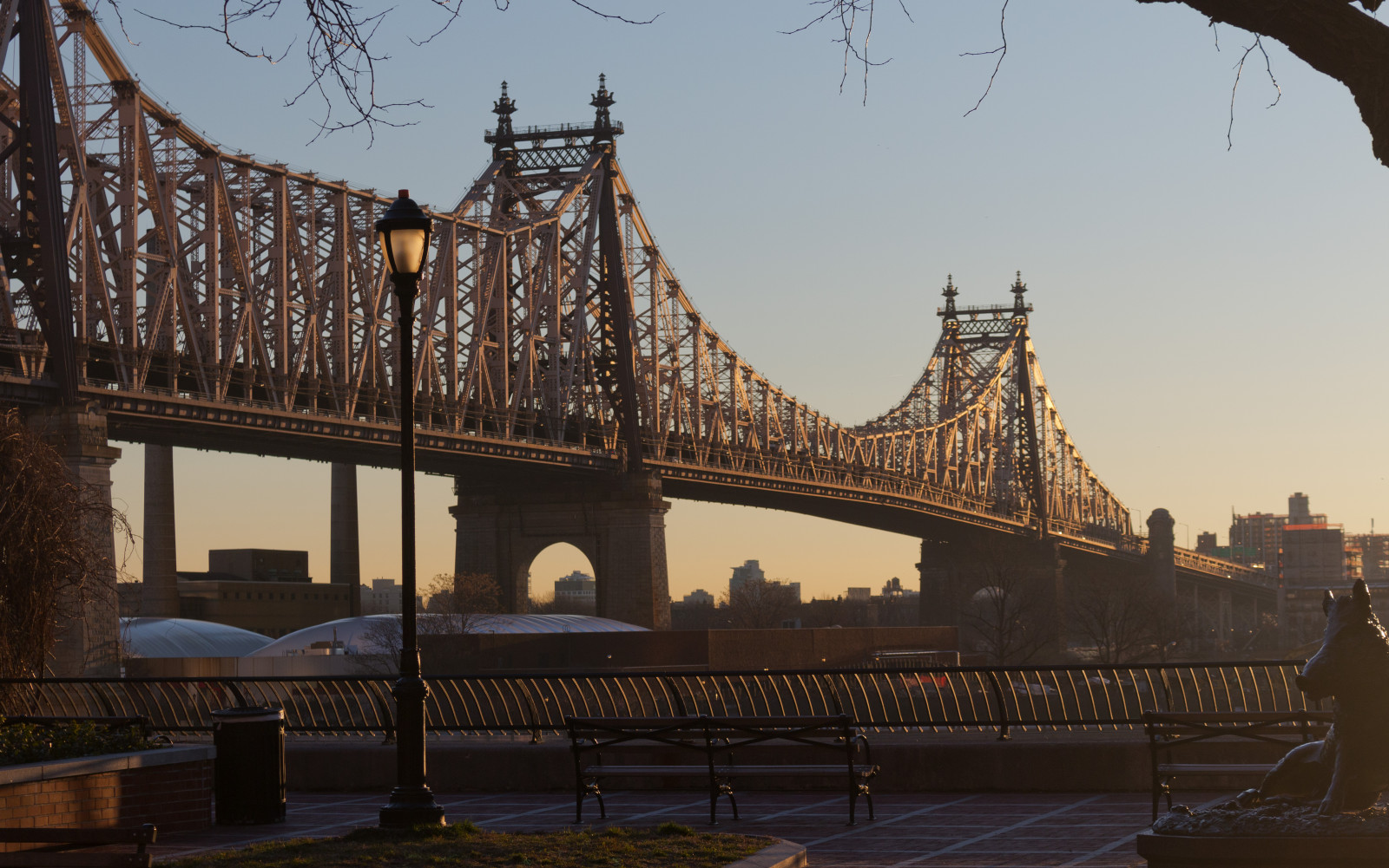 by, bybilledet, vand, bygning, afspejling, himmel, skyline, aften, morgen, bænk, bro, hegn, skumring, hængebro, Manhattan, metropol, lys, milepæl, New York City, 70d, turistattraktion, Lampost, hog, 59thstreetbridge, fixed link