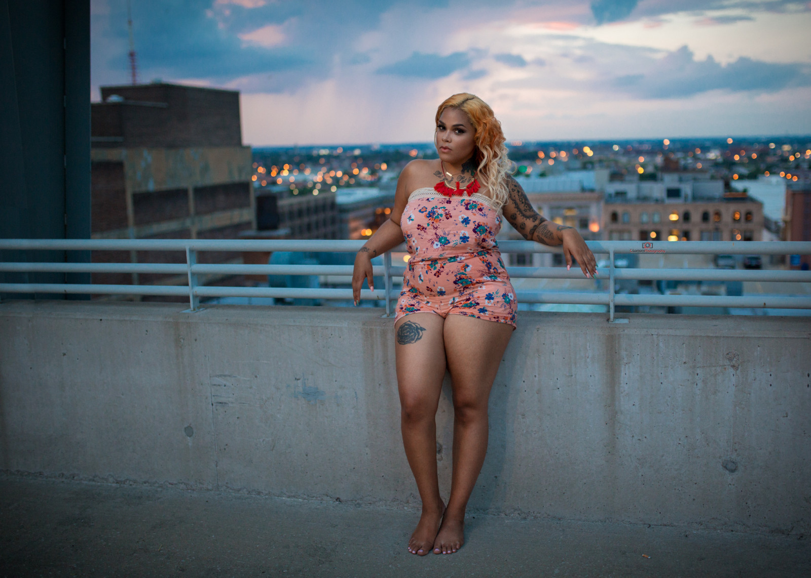 화이트, 검은, 여자들, 단색화, 모델, 초상화, 눈, 시티, 물, 맨발, 하늘, 다리, 지평선, 푸른, 분열, 허벅지, 입술, 유행, 여름, 바디 슈트, 보케, 잉크, 수영복, 매력적인, 레이스, 주물, 엉덩이, 휴가, 빛, 도심, 전망, 소녀, 아름다움, 자연스러운, 장난, 여자, 문신, 옥상, 다리, 날씬한, 근육, 가슴이 큰, 사진 촬영, 인간의 몸, 대퇴골, 두꺼운, clamorn, 레오타드, 더하기